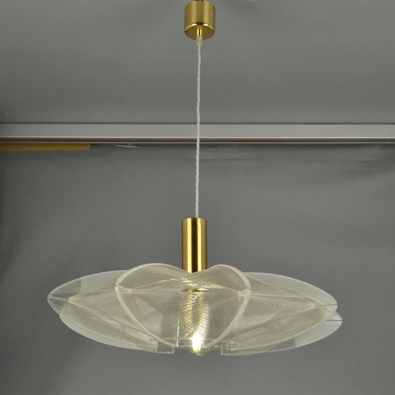 Mid Century Modern Pendant Lamp in Lucite, Wire and Brass For Sale 2