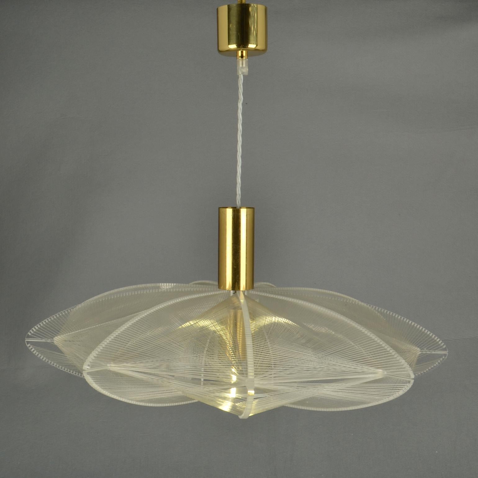Mid Century Modern Pendant Lamp in Lucite, Wire and Brass For Sale 3