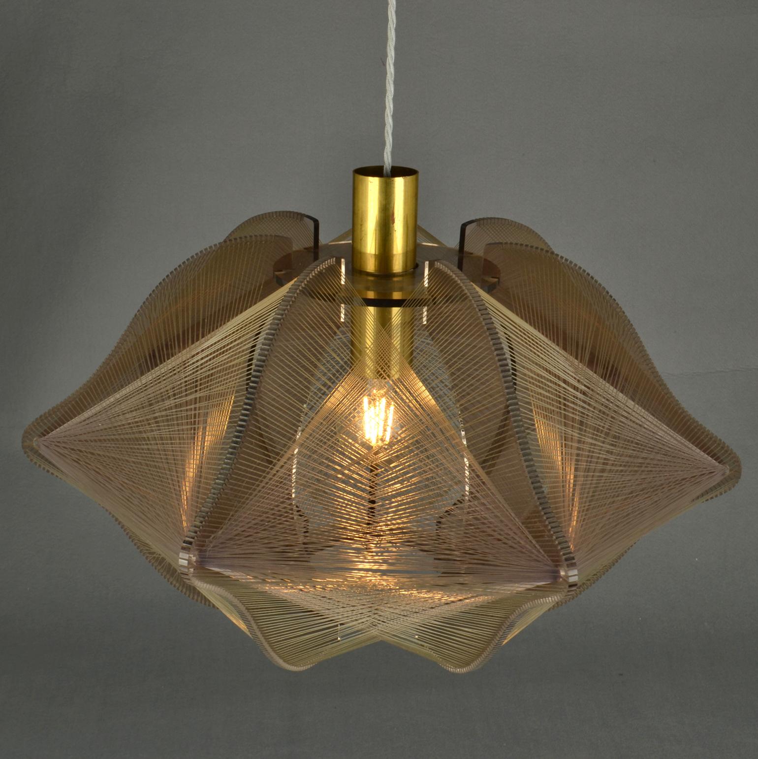 Mid Century Modern Pendant Lamp in Mauve Lucite, Wire and Brass For Sale 4