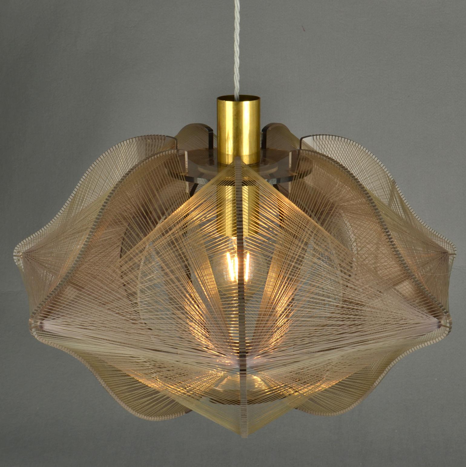 Mid Century Modern Pendant Lamp in Mauve Lucite, Wire and Brass In Excellent Condition For Sale In London, GB