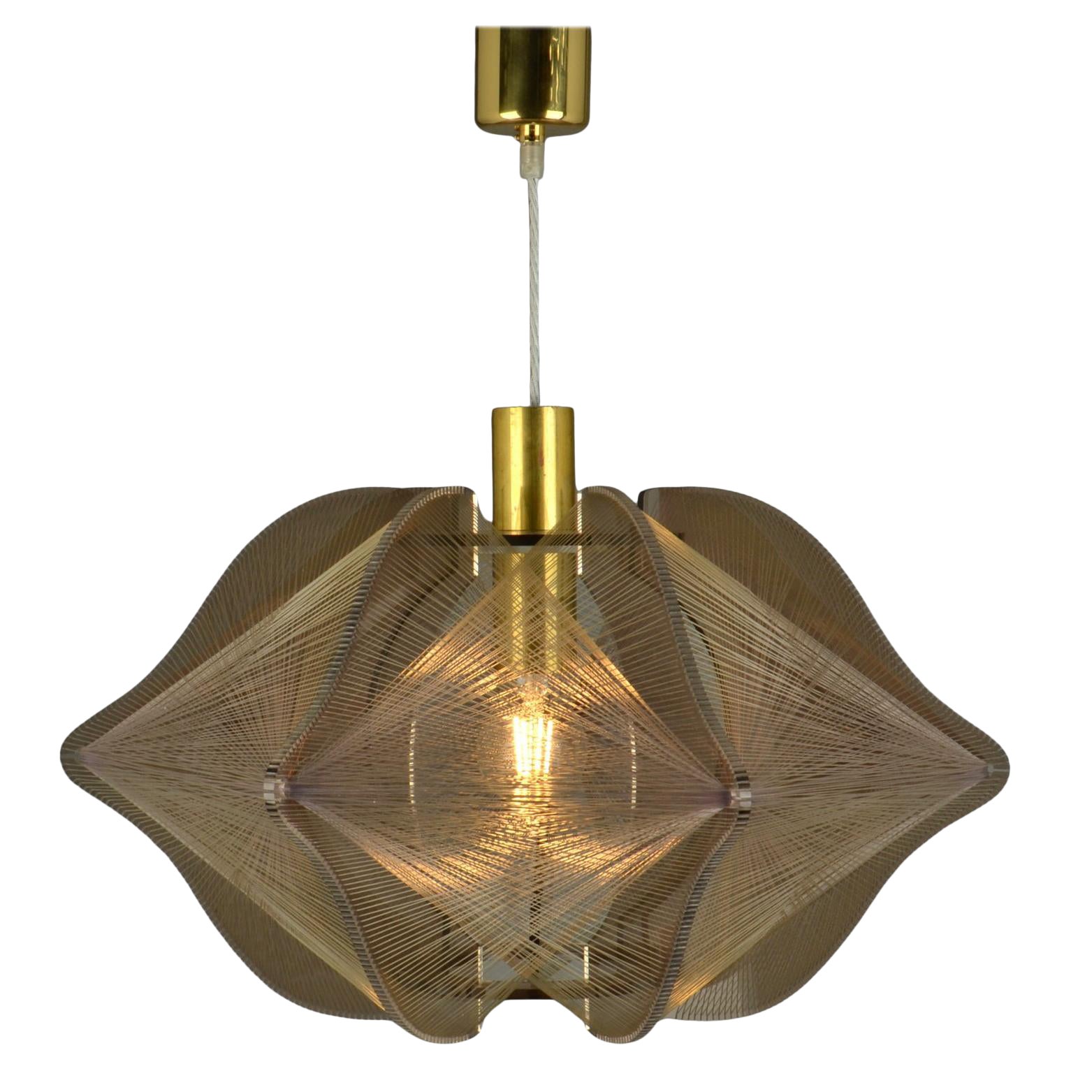 Lampada a sospensione moderna di metà secolo in lucite color malva, filo e ottone