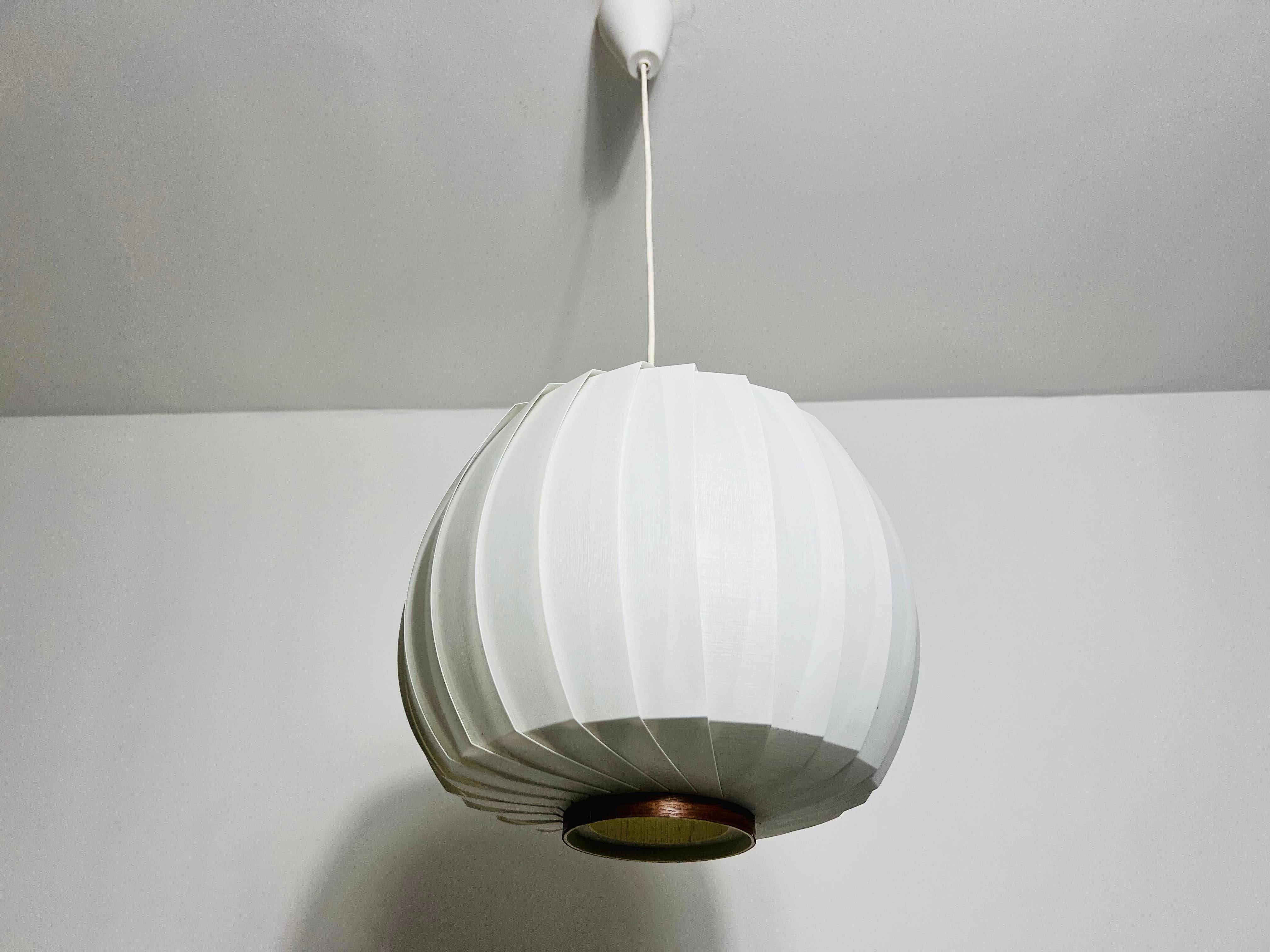 Mid-Century Modern Pendelleuchte, Italien, 1960er Jahre (Moderne der Mitte des Jahrhunderts) im Angebot