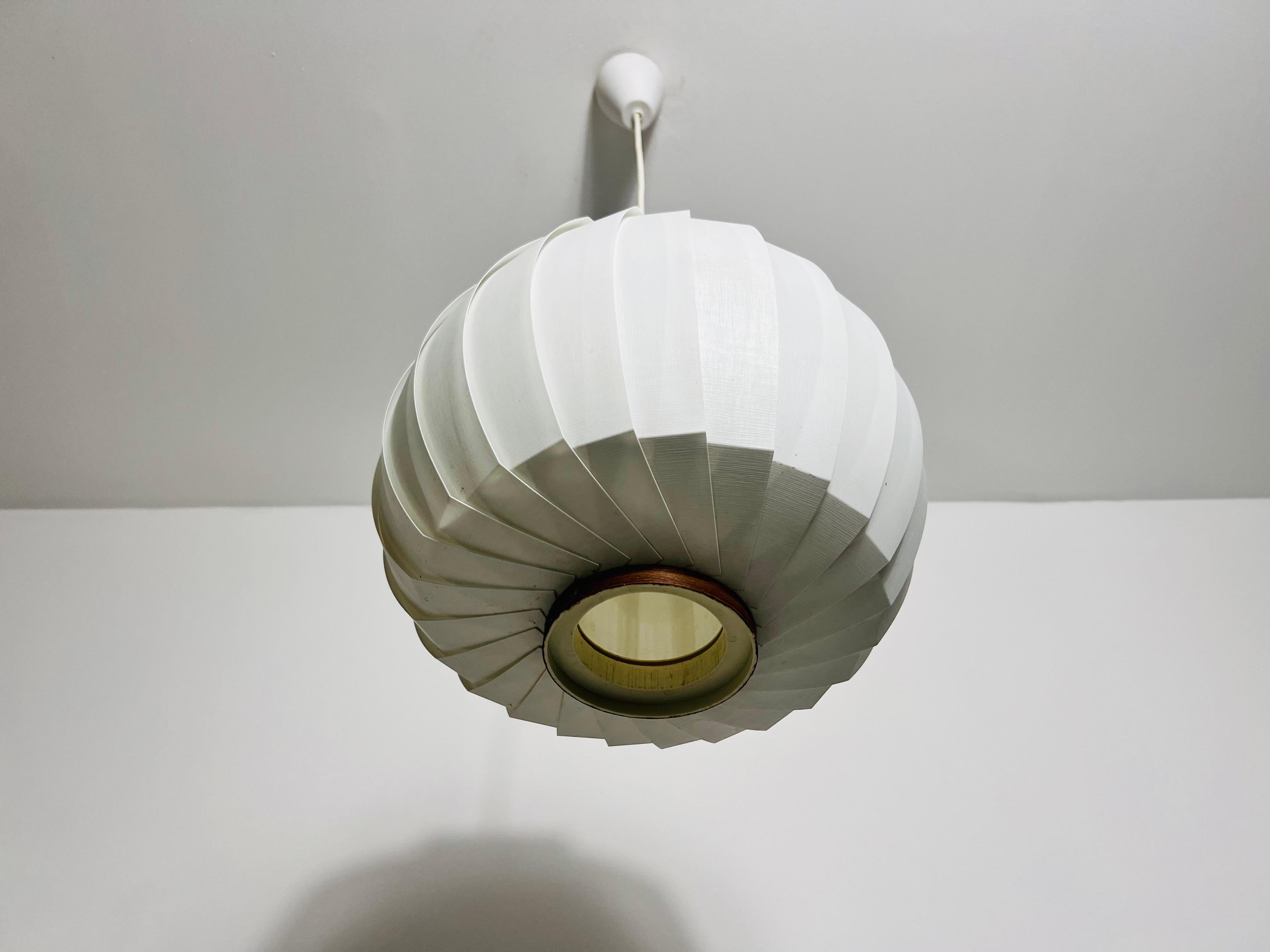 Mid-Century Modern Pendelleuchte, Italien, 1960er Jahre (Mitte des 20. Jahrhunderts) im Angebot
