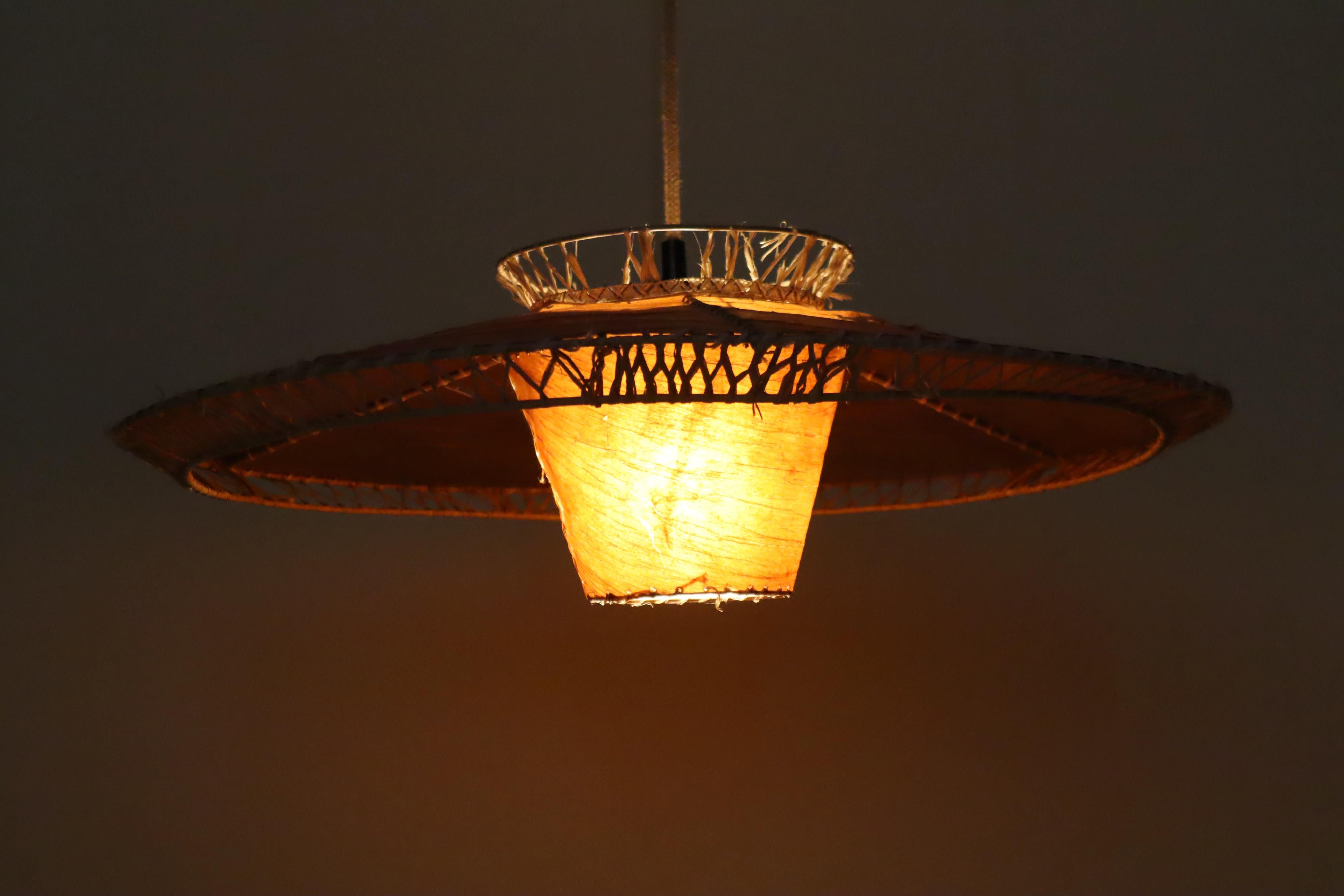 Lampada a sospensione moderna del Mid Century realizzata con materiali naturali. in vendita 4