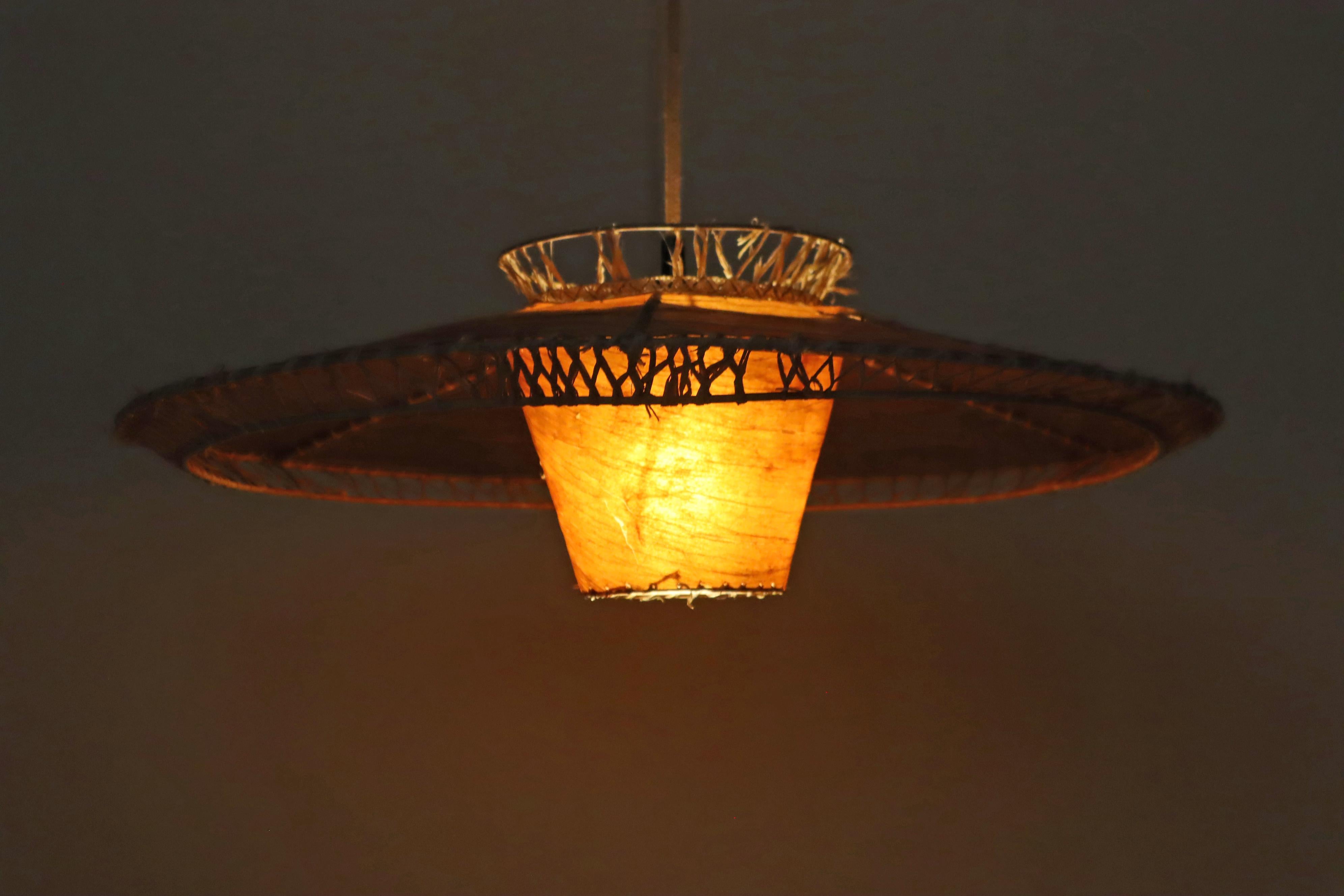 Lampada a sospensione moderna del Mid Century realizzata con materiali naturali. in vendita 5