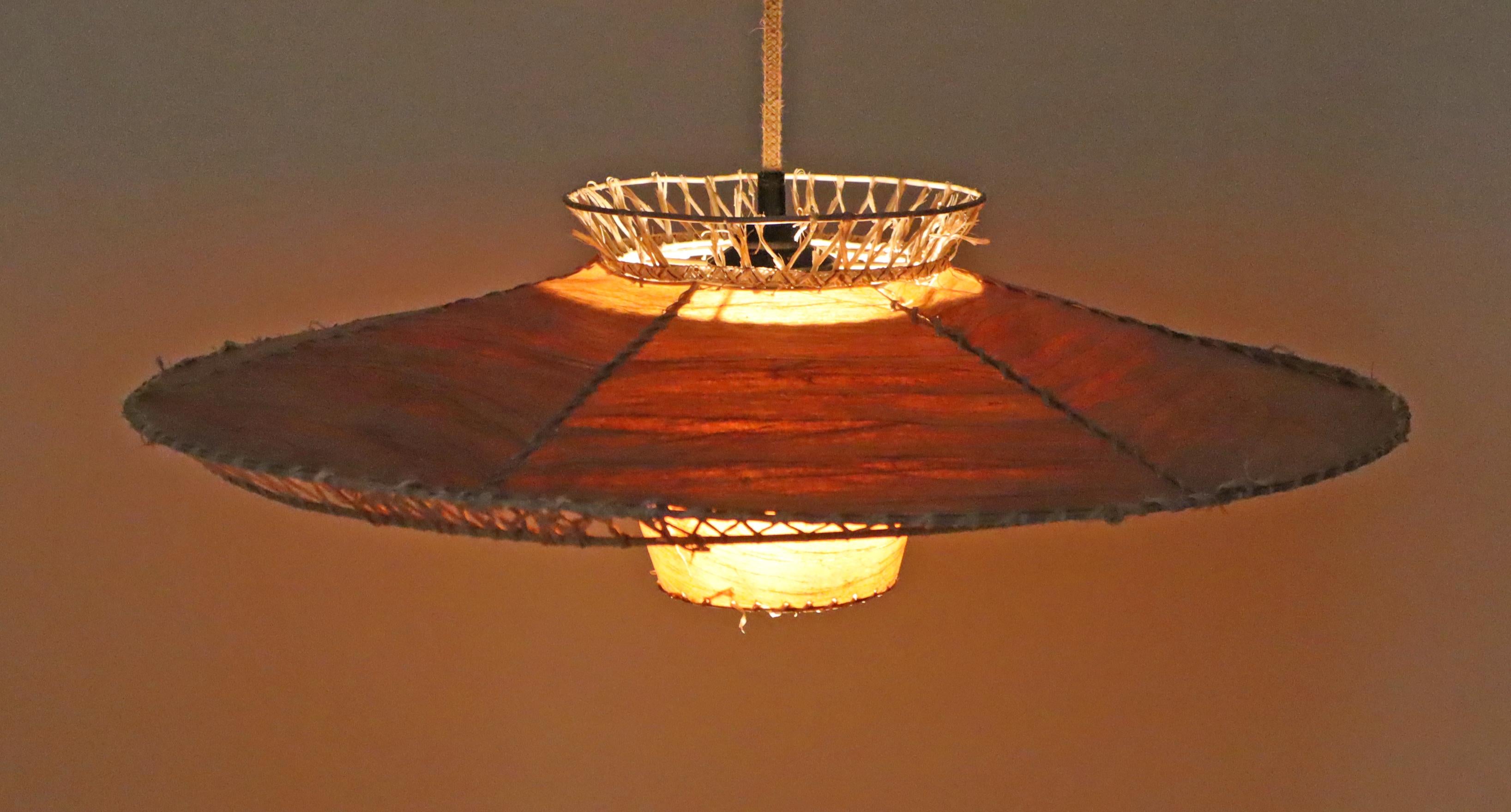 Lampada a sospensione moderna del Mid Century realizzata con materiali naturali. in vendita 6
