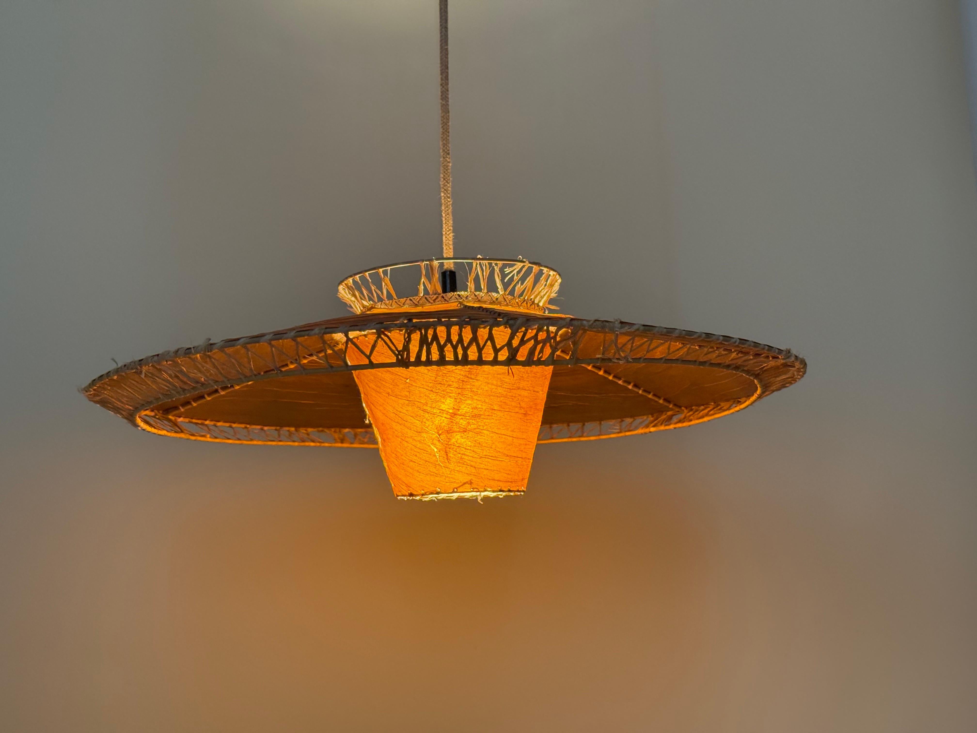 Lampada a sospensione moderna del Mid Century realizzata con materiali naturali. in vendita 7