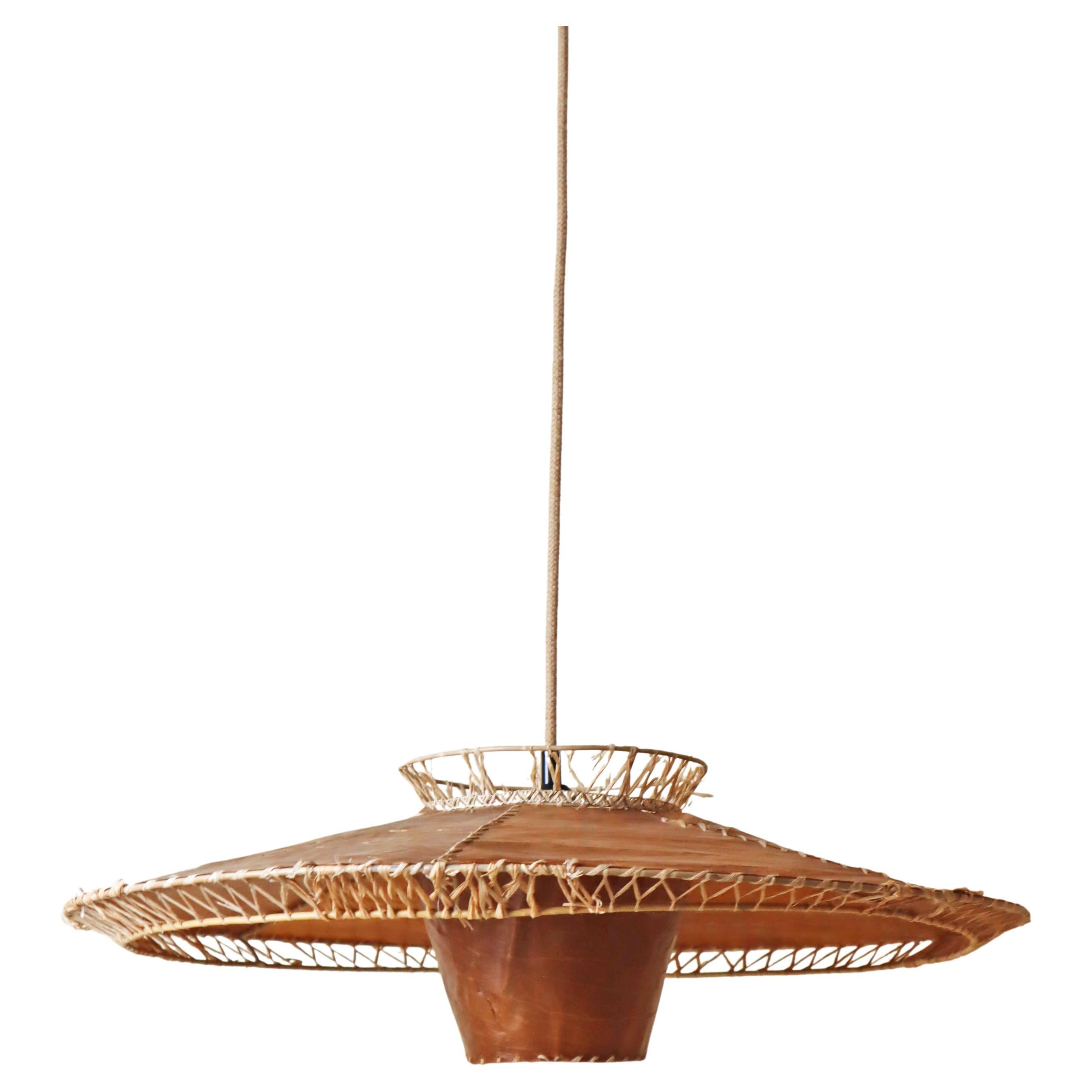 Mid-Century moderno Lampada a sospensione moderna del Mid Century realizzata con materiali naturali. in vendita