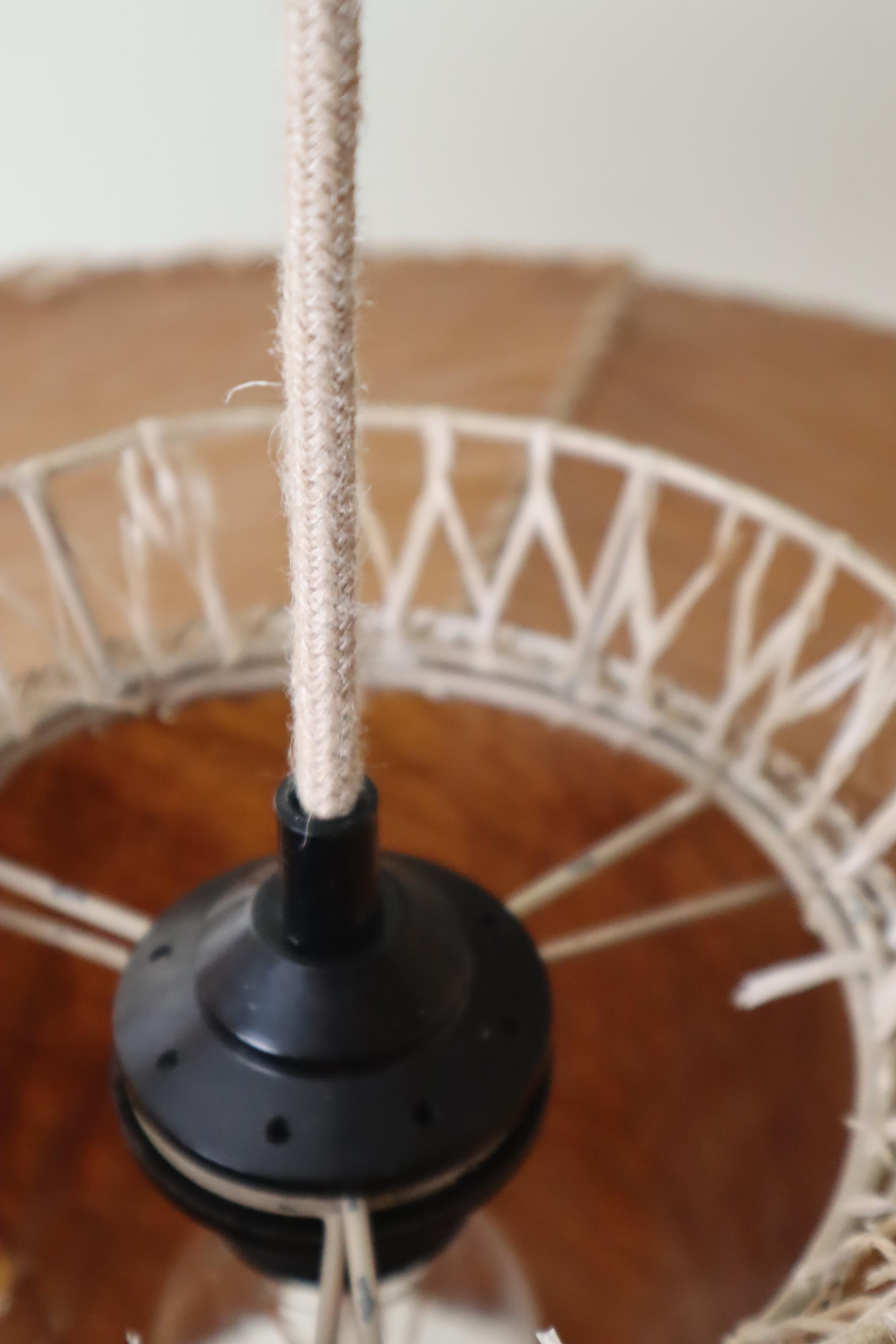 Italiano Lampada a sospensione moderna del Mid Century realizzata con materiali naturali. in vendita