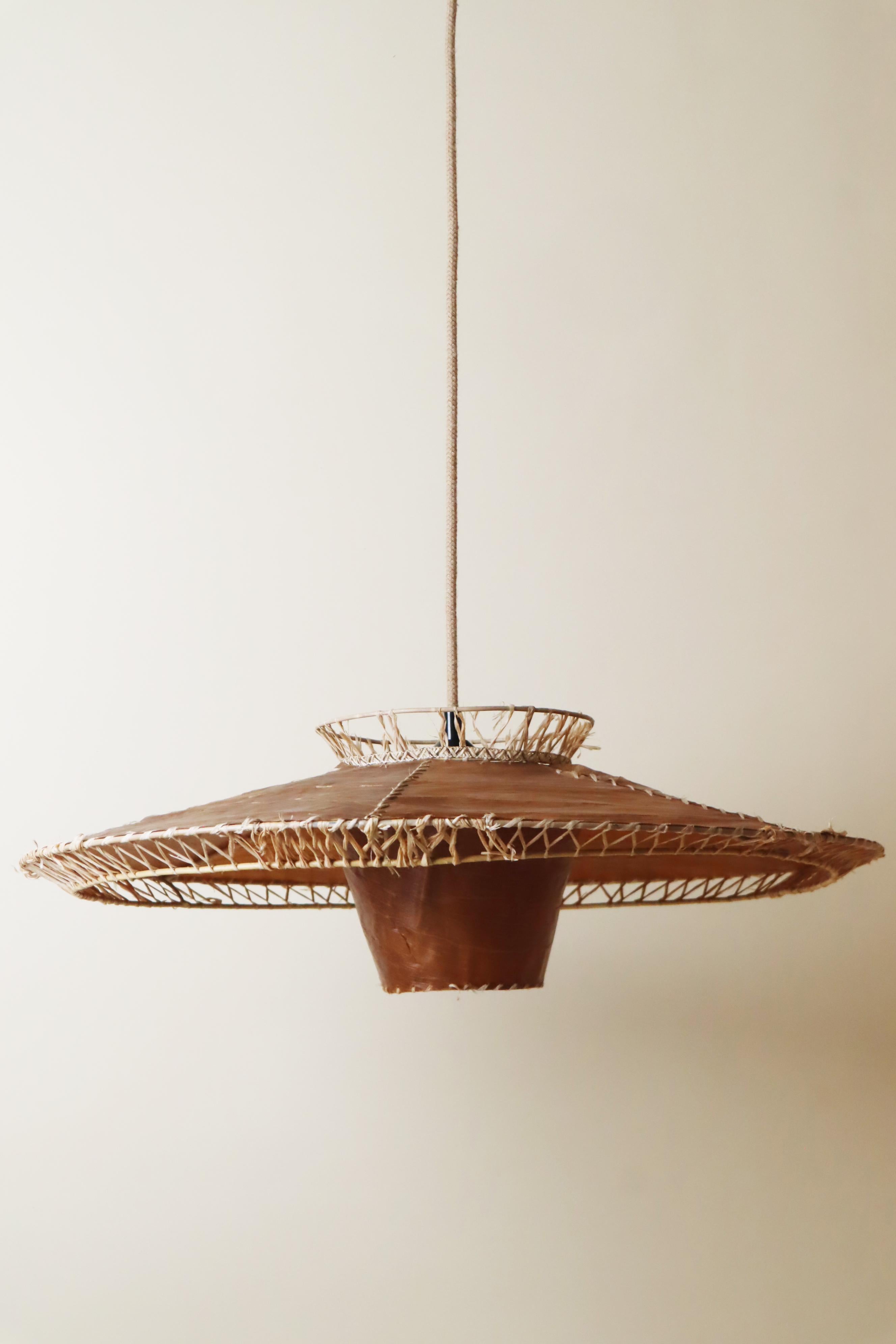 Fatto a mano Lampada a sospensione moderna del Mid Century realizzata con materiali naturali. in vendita