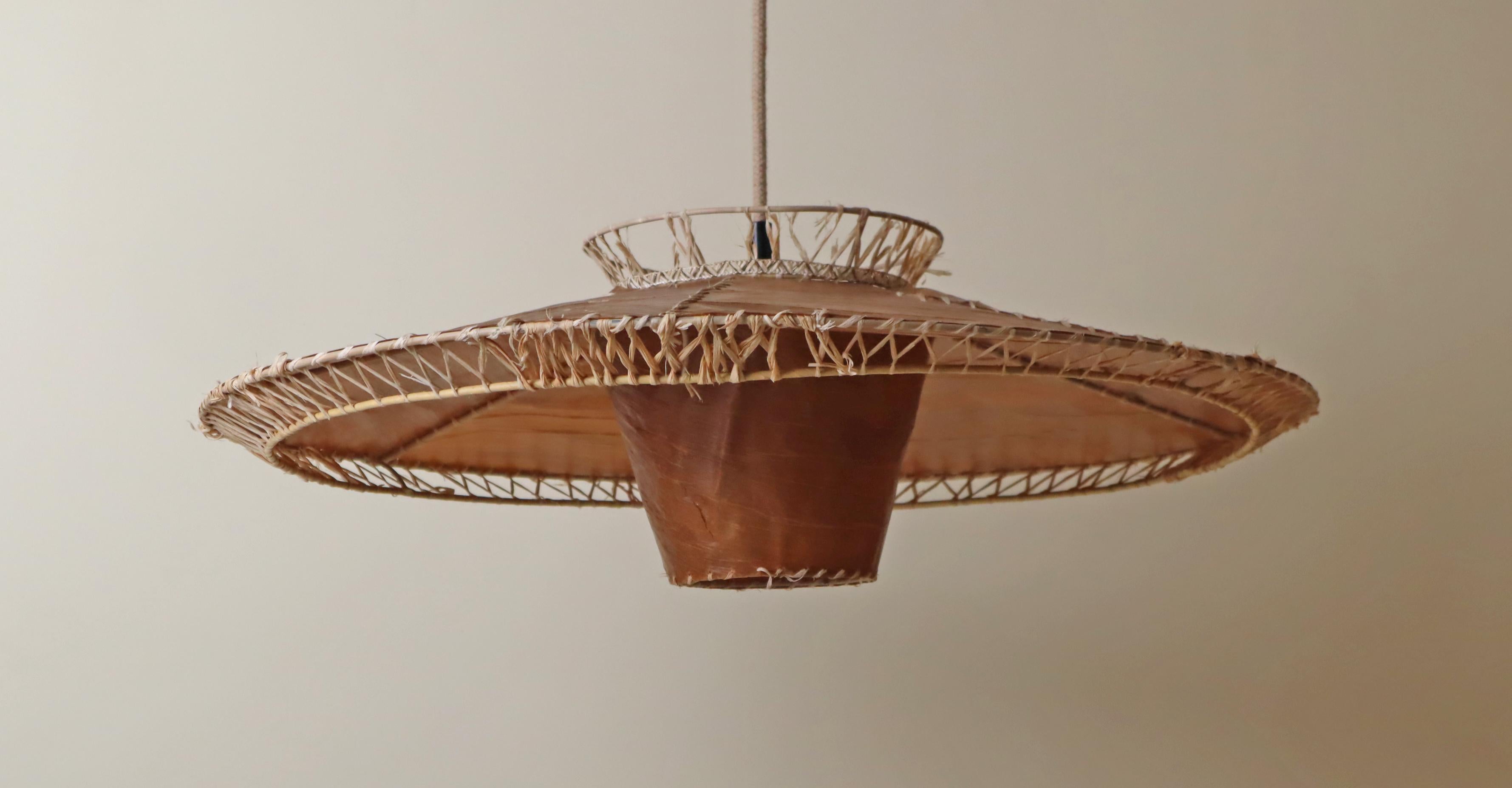 Lampada a sospensione moderna del Mid Century realizzata con materiali naturali. In condizioni discrete in vendita a Hannover, DE