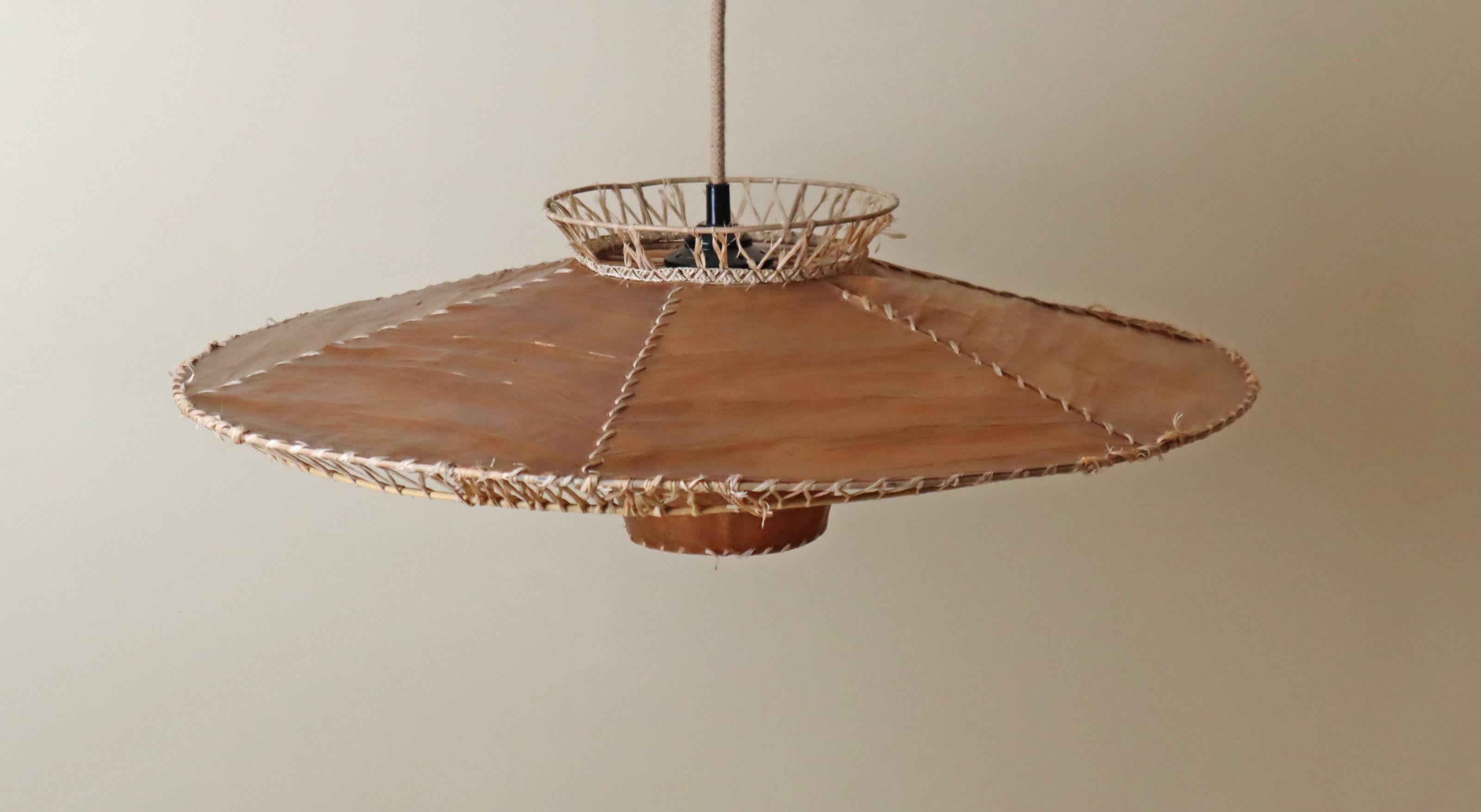 Metà XX secolo Lampada a sospensione moderna del Mid Century realizzata con materiali naturali. in vendita