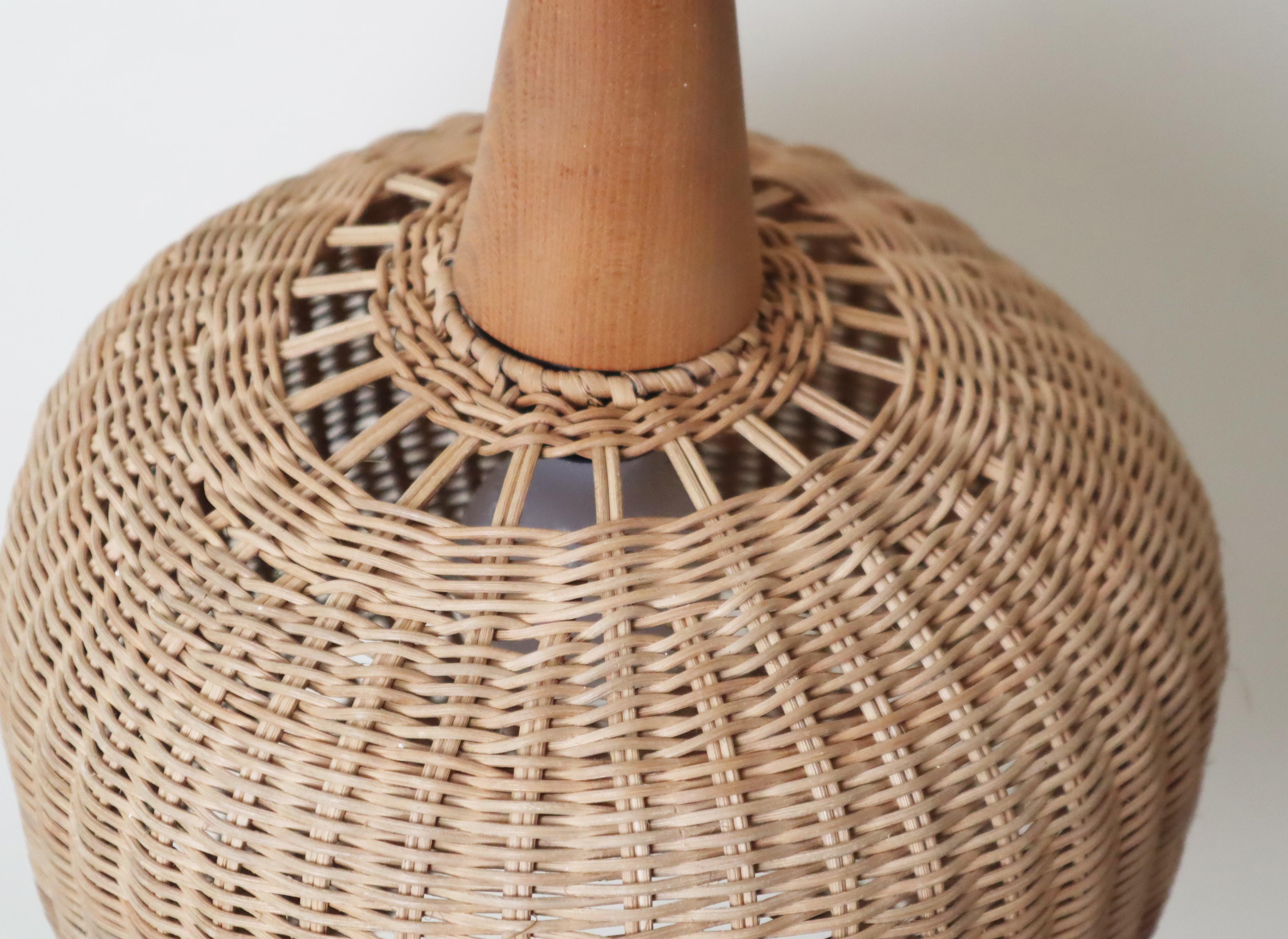 Tedesco Lampada a sospensione moderna di metà secolo in rattan e Wood in vendita