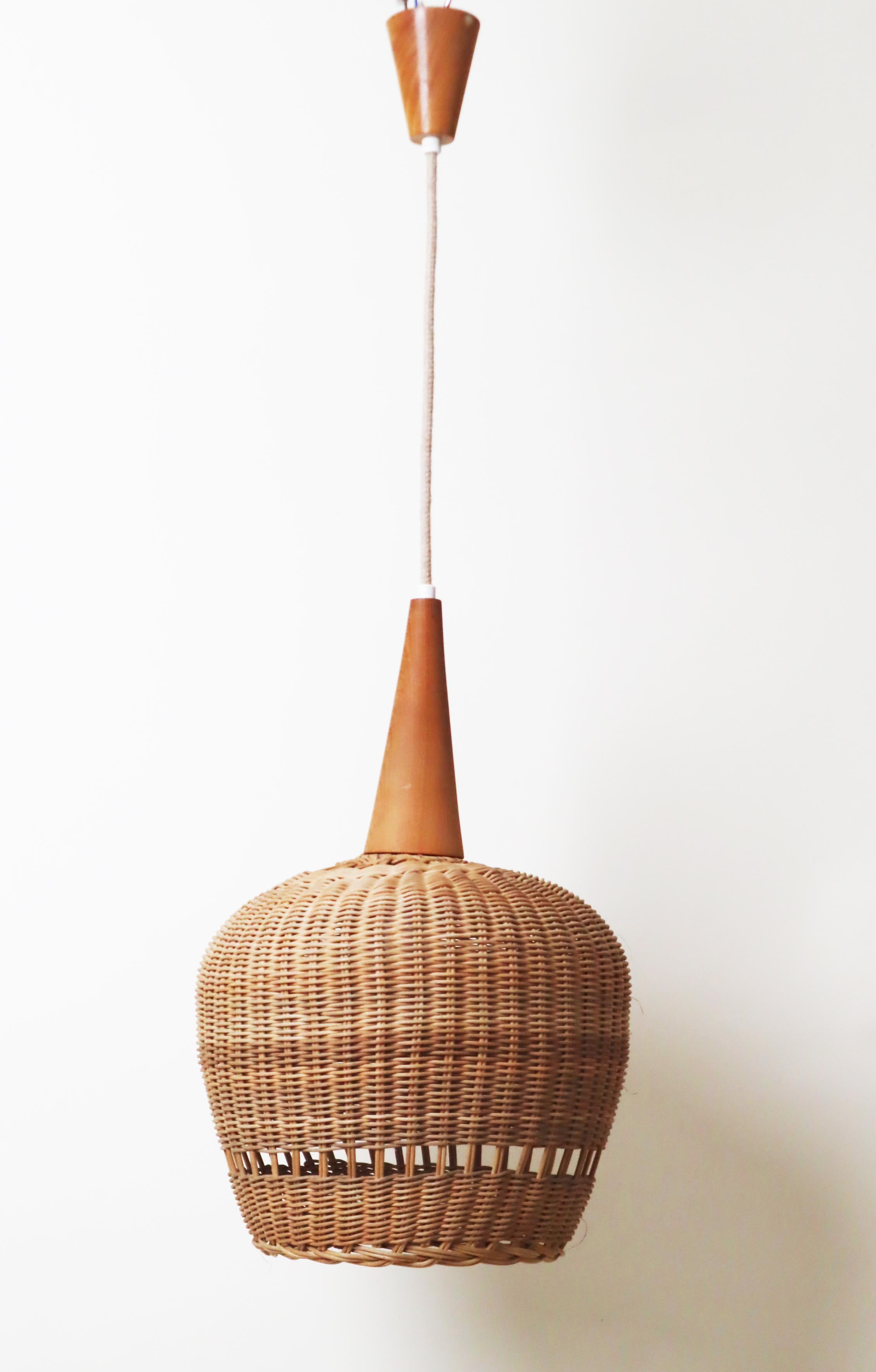 Tessuto a mano Lampada a sospensione moderna di metà secolo in rattan e Wood in vendita