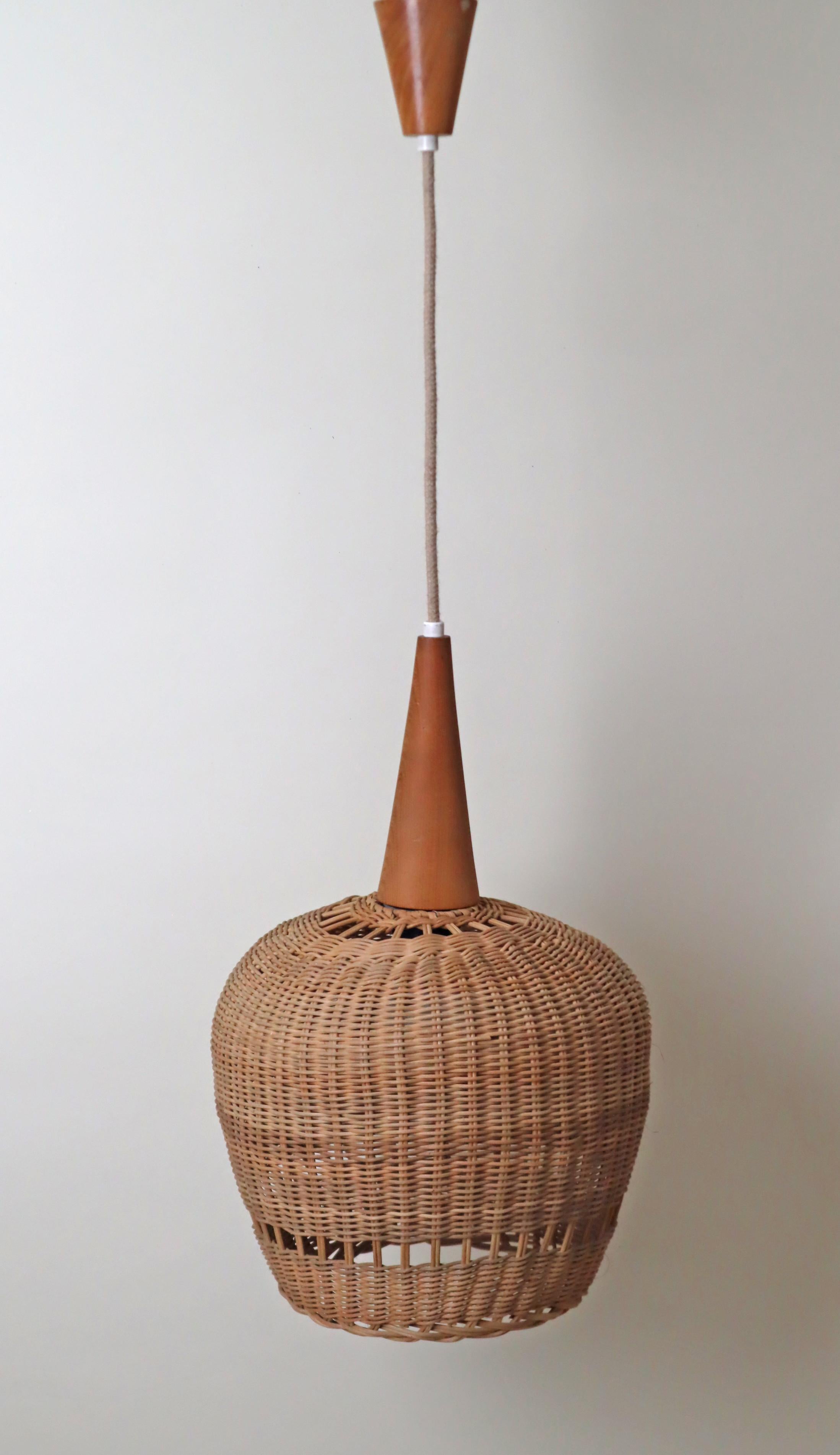 Lampada a sospensione moderna di metà secolo in rattan e Wood In condizioni buone in vendita a Hannover, DE