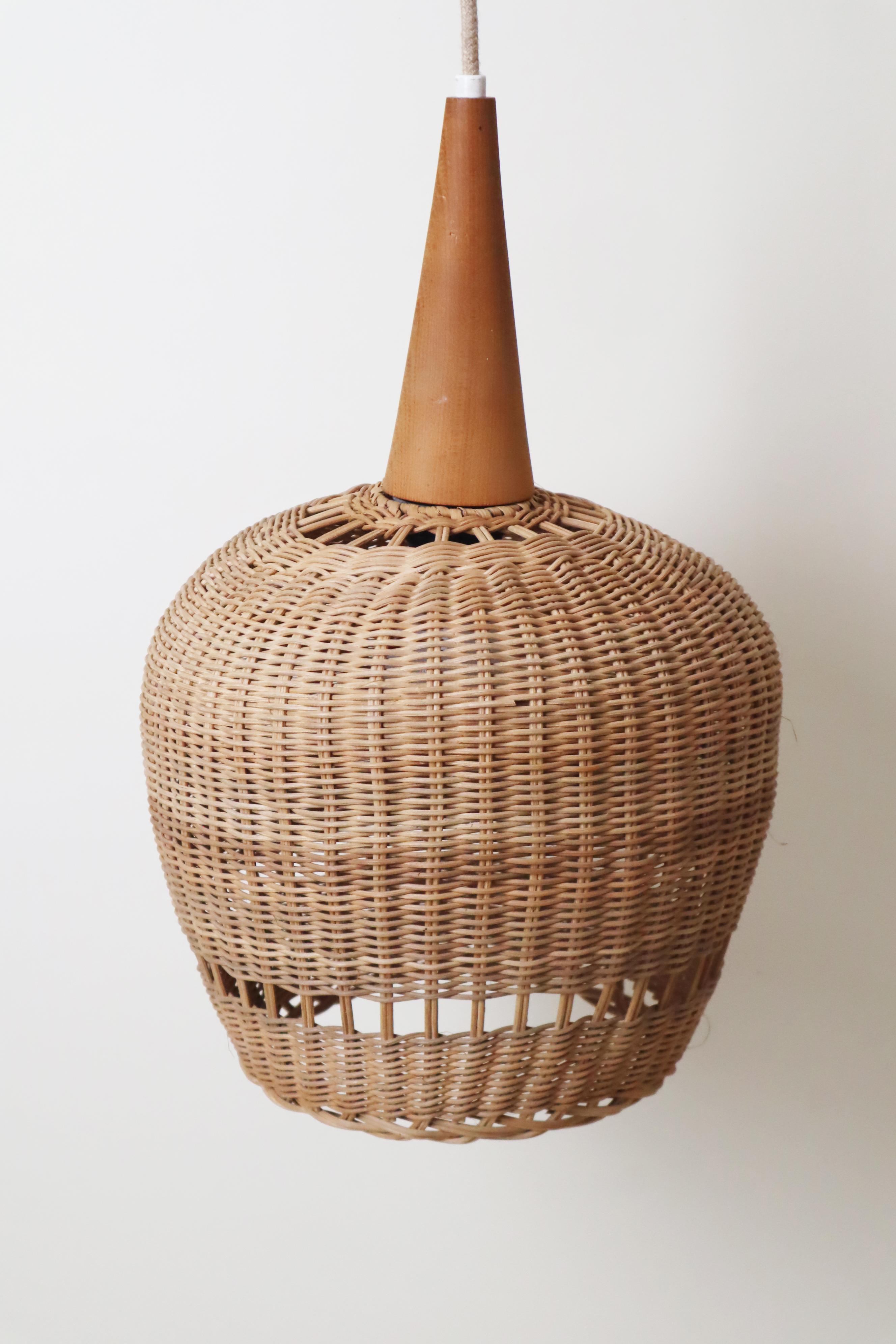 Metà XX secolo Lampada a sospensione moderna di metà secolo in rattan e Wood in vendita