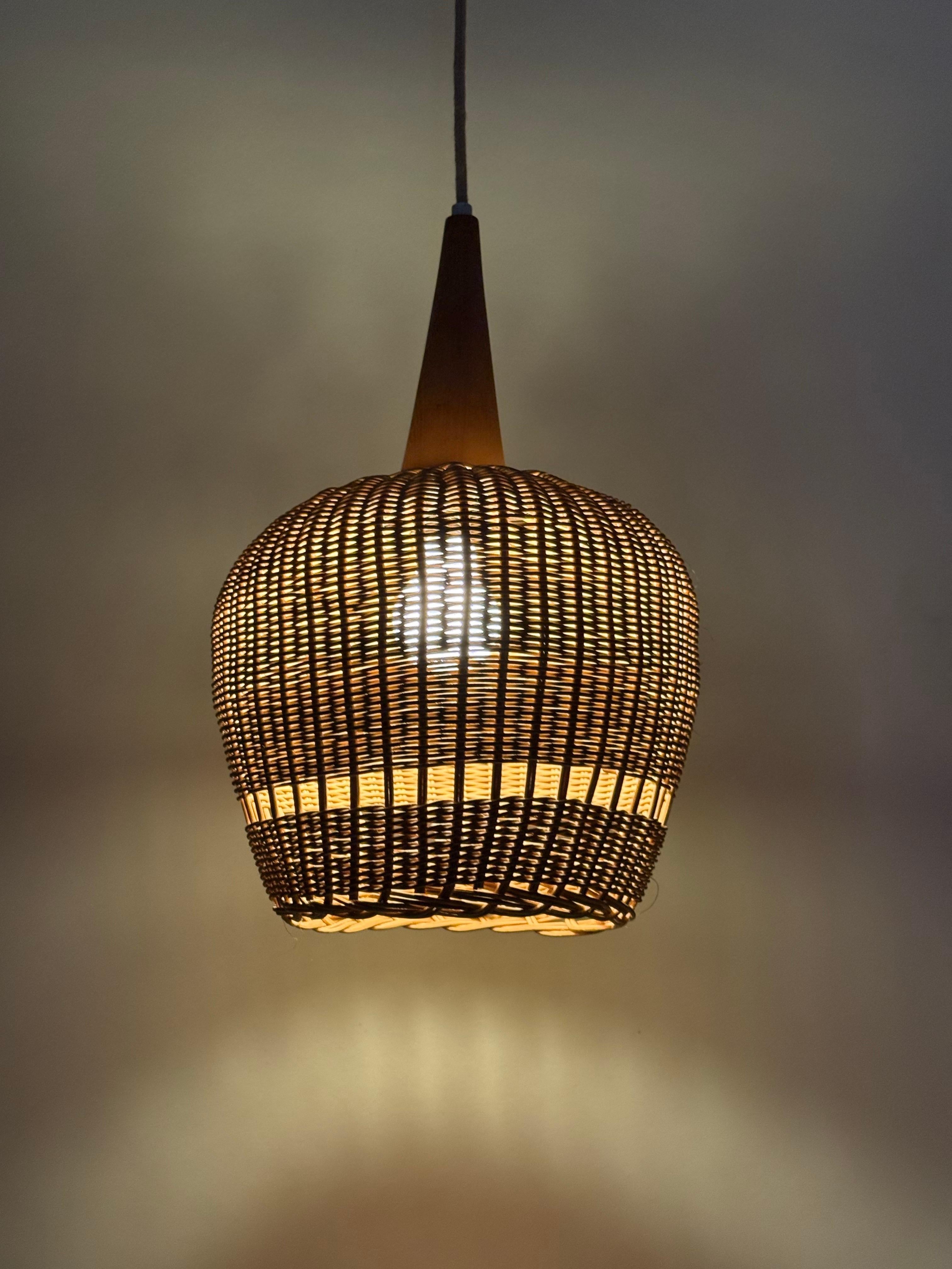 Legno Lampada a sospensione moderna di metà secolo in rattan e Wood in vendita