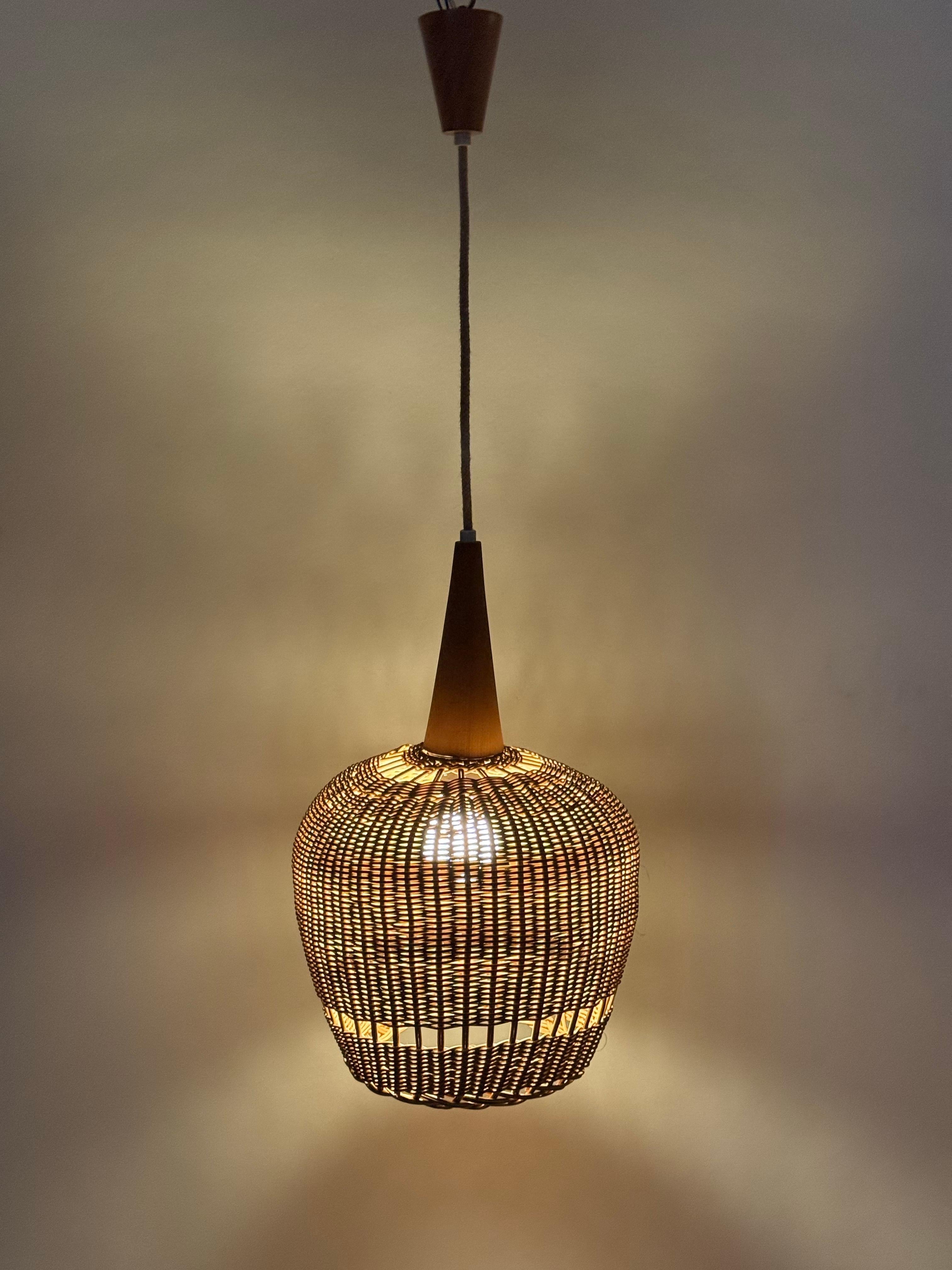 Lampada a sospensione moderna di metà secolo in rattan e Wood in vendita 1