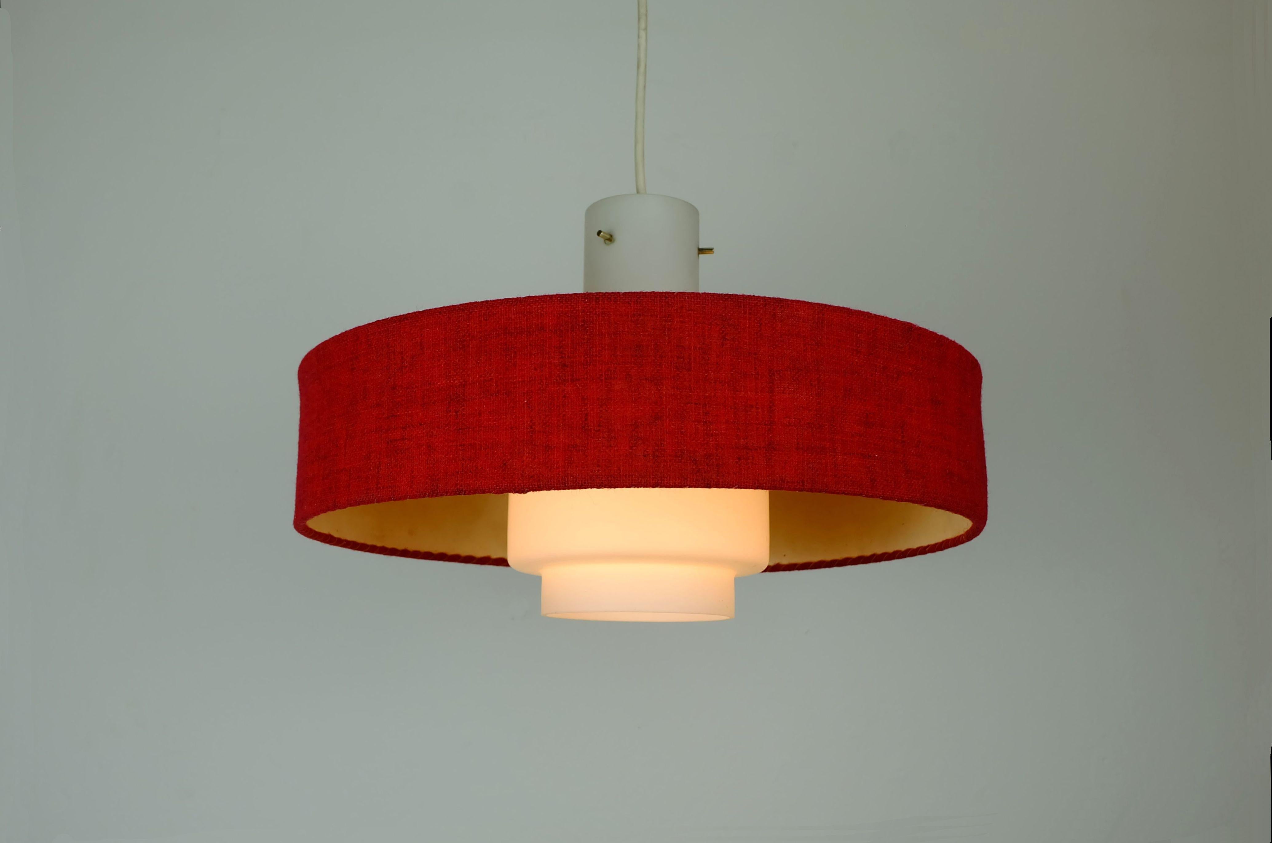 LAMPADA A PENDOLO del metà del secolo scorso con paralume in vetro bianco e tessuto rosso 1960 in vendita 3