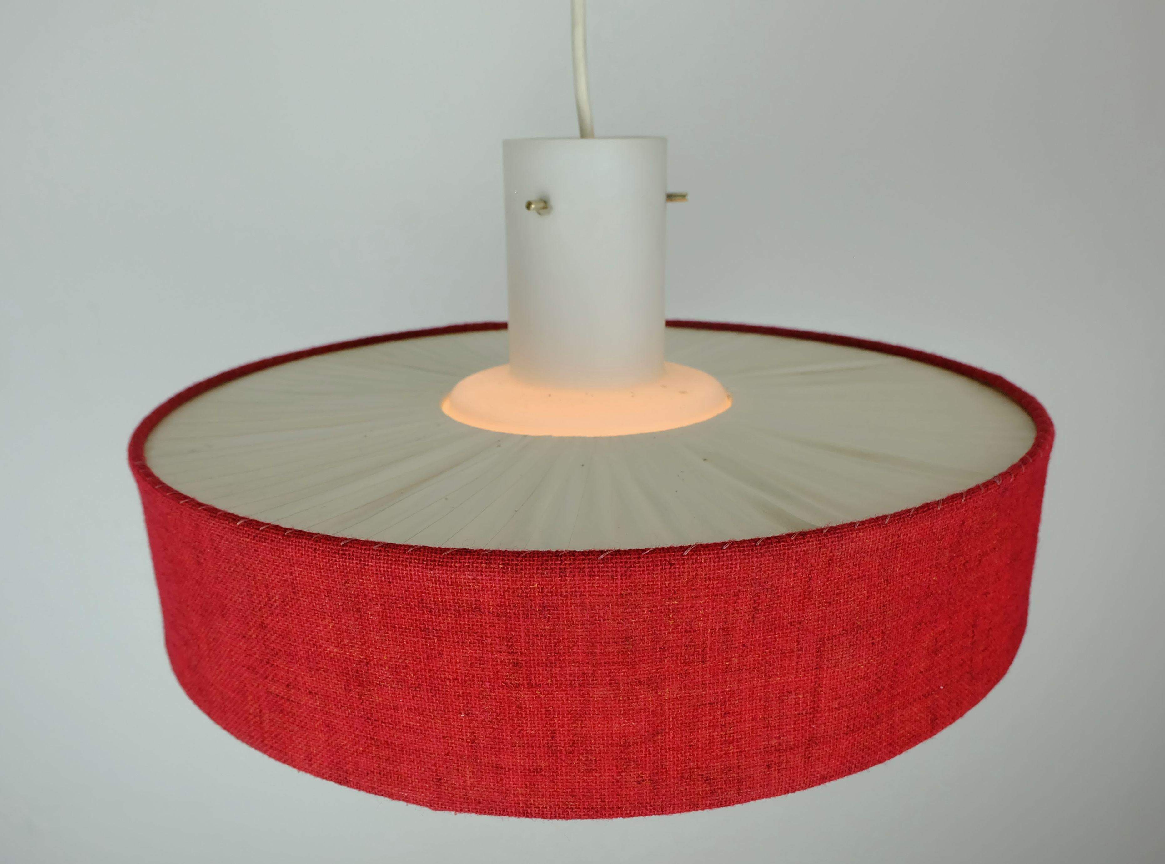 LAMPADA A PENDOLO del metà del secolo scorso con paralume in vetro bianco e tessuto rosso 1960 in vendita 4