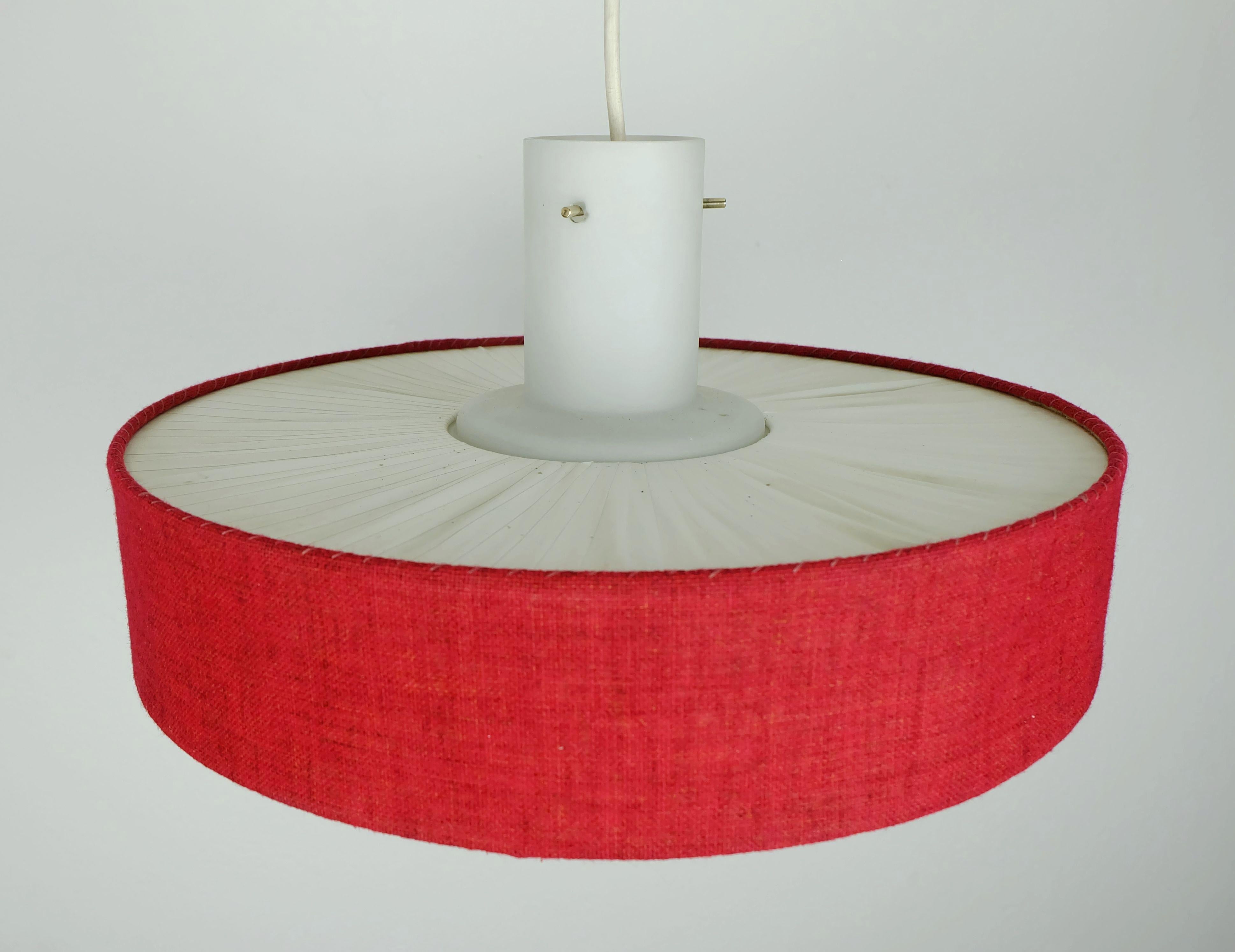 Mid-Century moderno LAMPADA A PENDOLO del metà del secolo scorso con paralume in vetro bianco e tessuto rosso 1960 in vendita