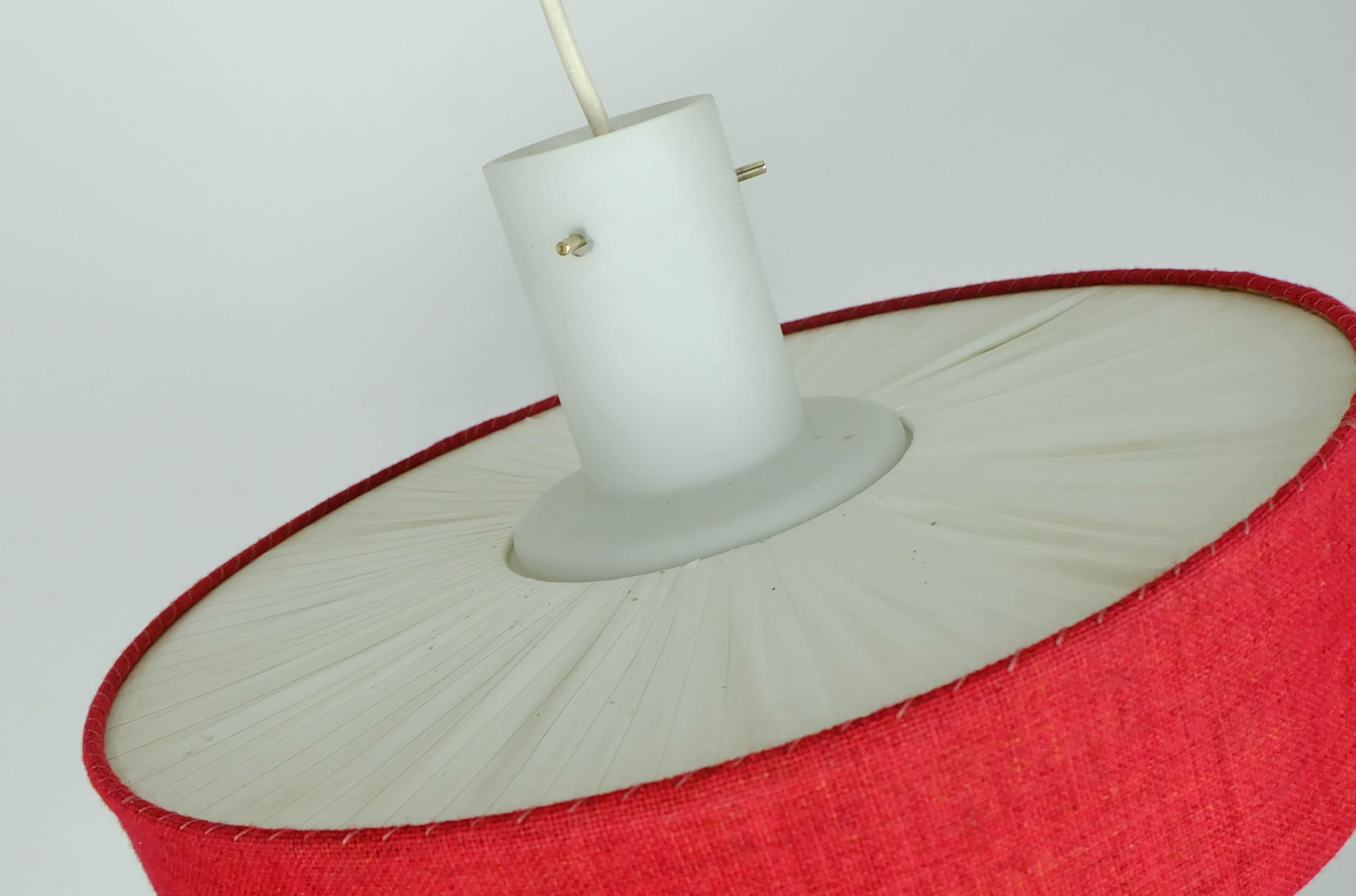 Tedesco LAMPADA A PENDOLO del metà del secolo scorso con paralume in vetro bianco e tessuto rosso 1960 in vendita