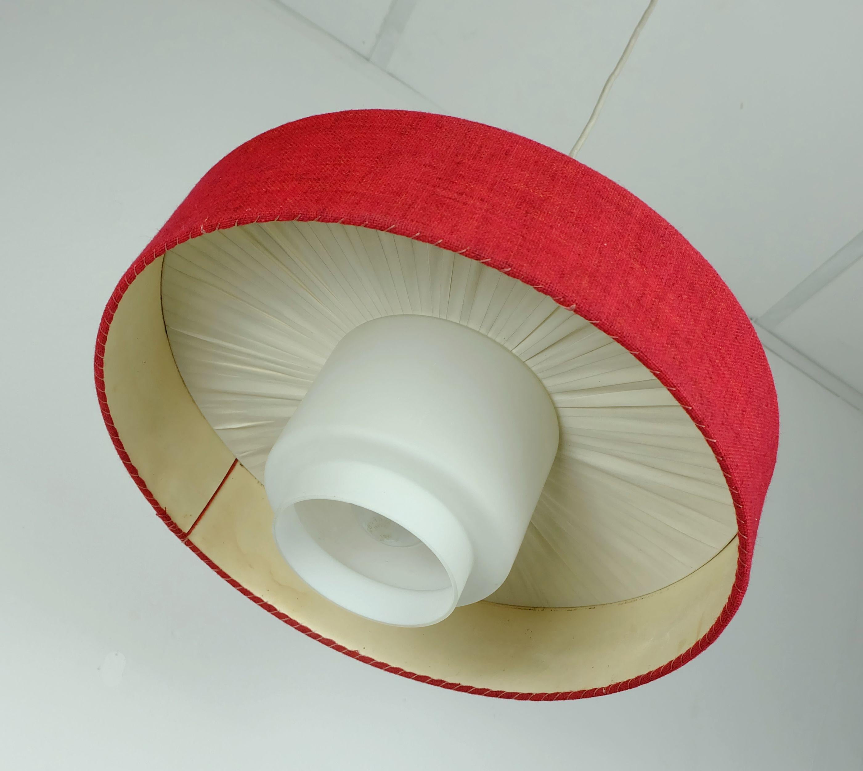 LAMPADA A PENDOLO del metà del secolo scorso con paralume in vetro bianco e tessuto rosso 1960 In condizioni buone in vendita a Mannheim, DE