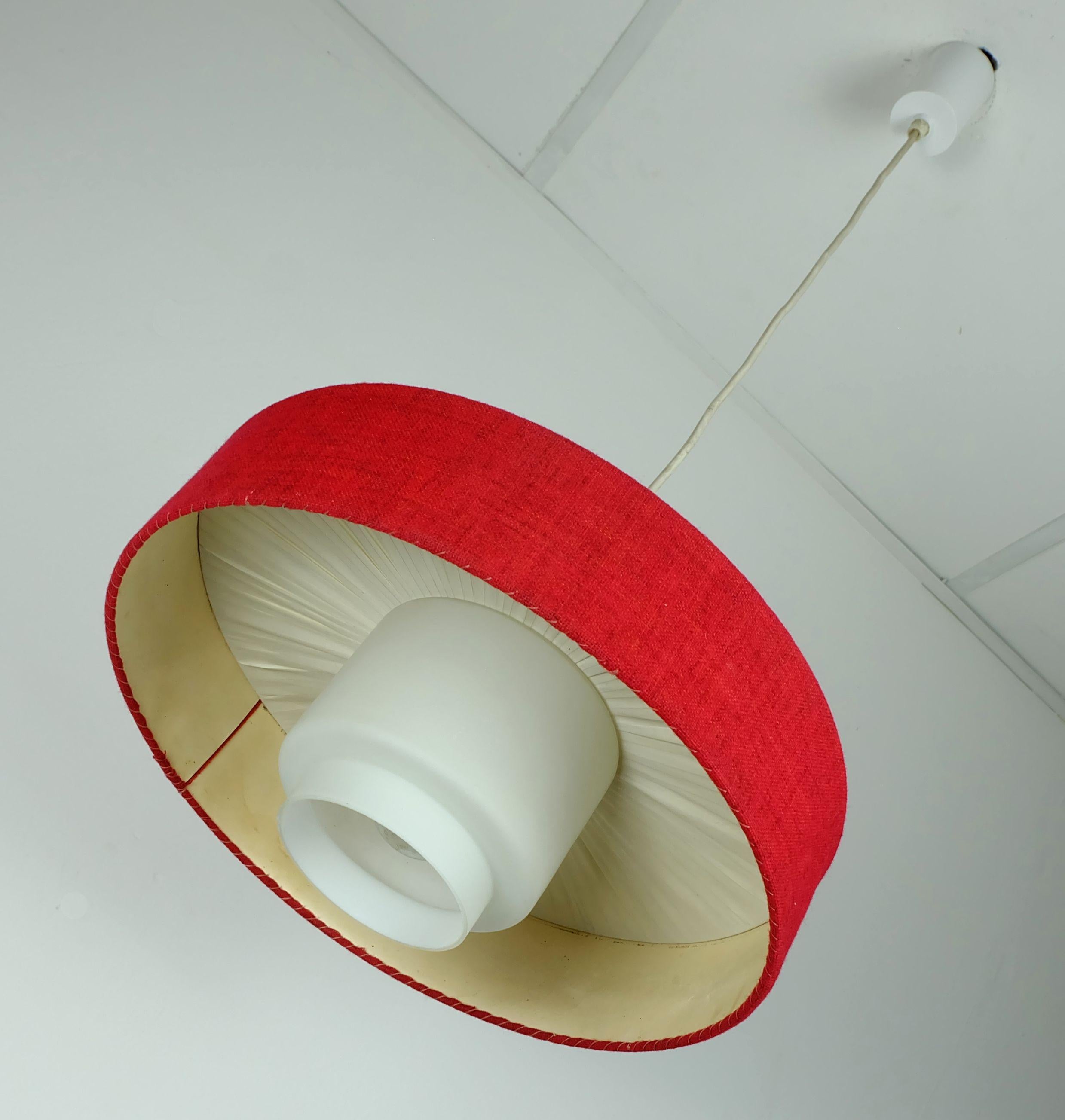 Metà XX secolo LAMPADA A PENDOLO del metà del secolo scorso con paralume in vetro bianco e tessuto rosso 1960 in vendita