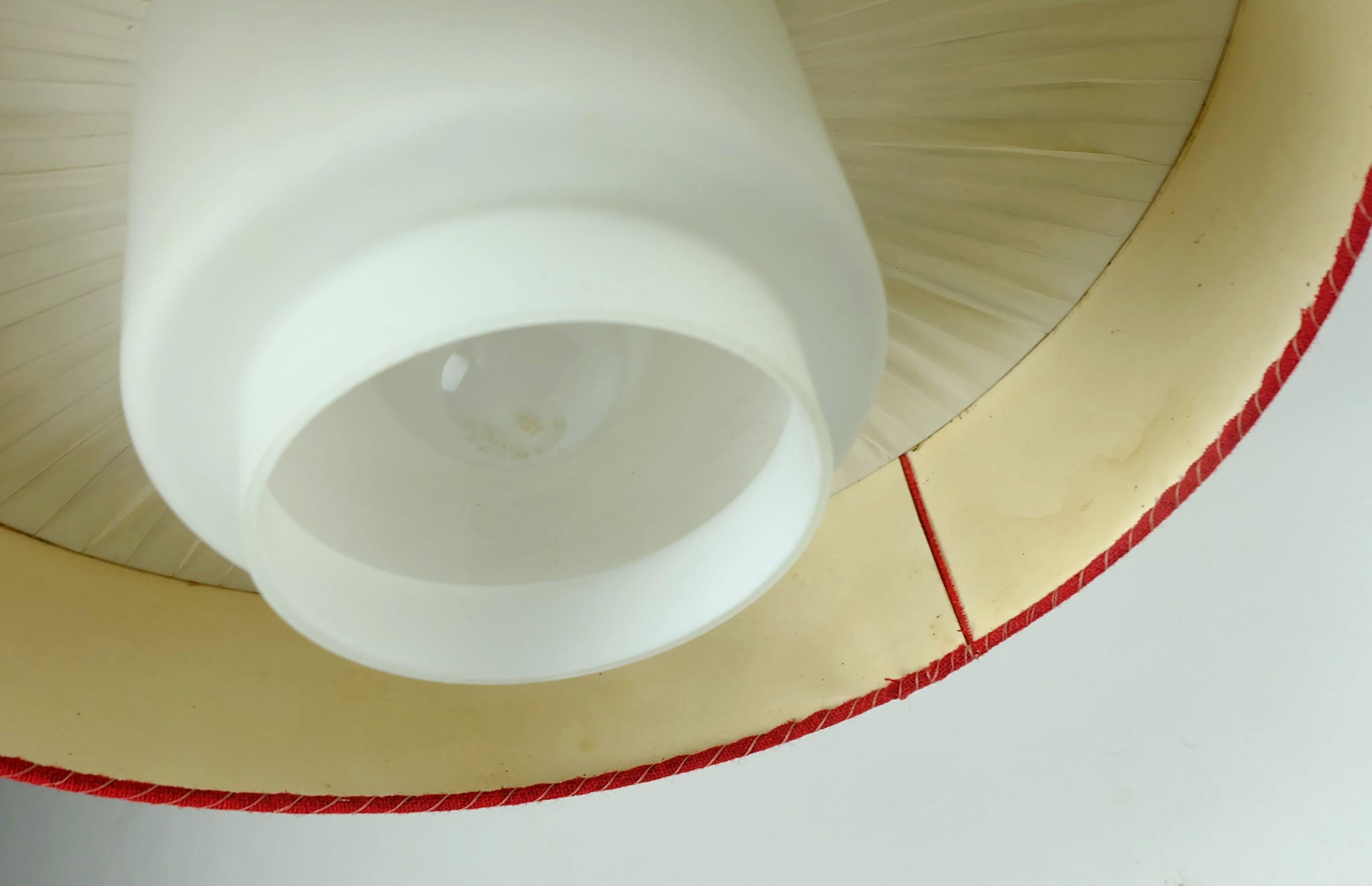 Tessuto LAMPADA A PENDOLO del metà del secolo scorso con paralume in vetro bianco e tessuto rosso 1960 in vendita