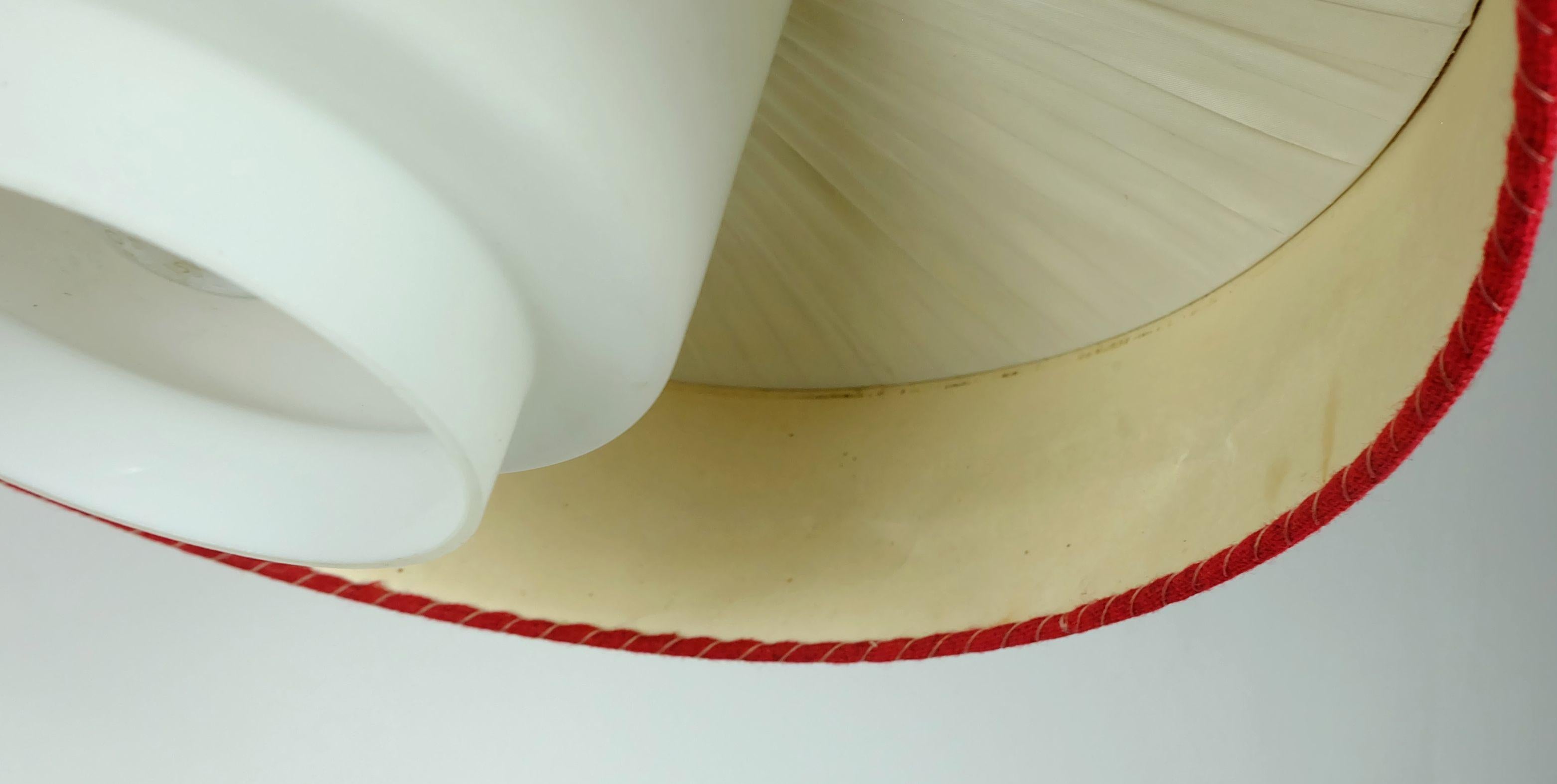 LAMPADA A PENDOLO del metà del secolo scorso con paralume in vetro bianco e tessuto rosso 1960 in vendita 1