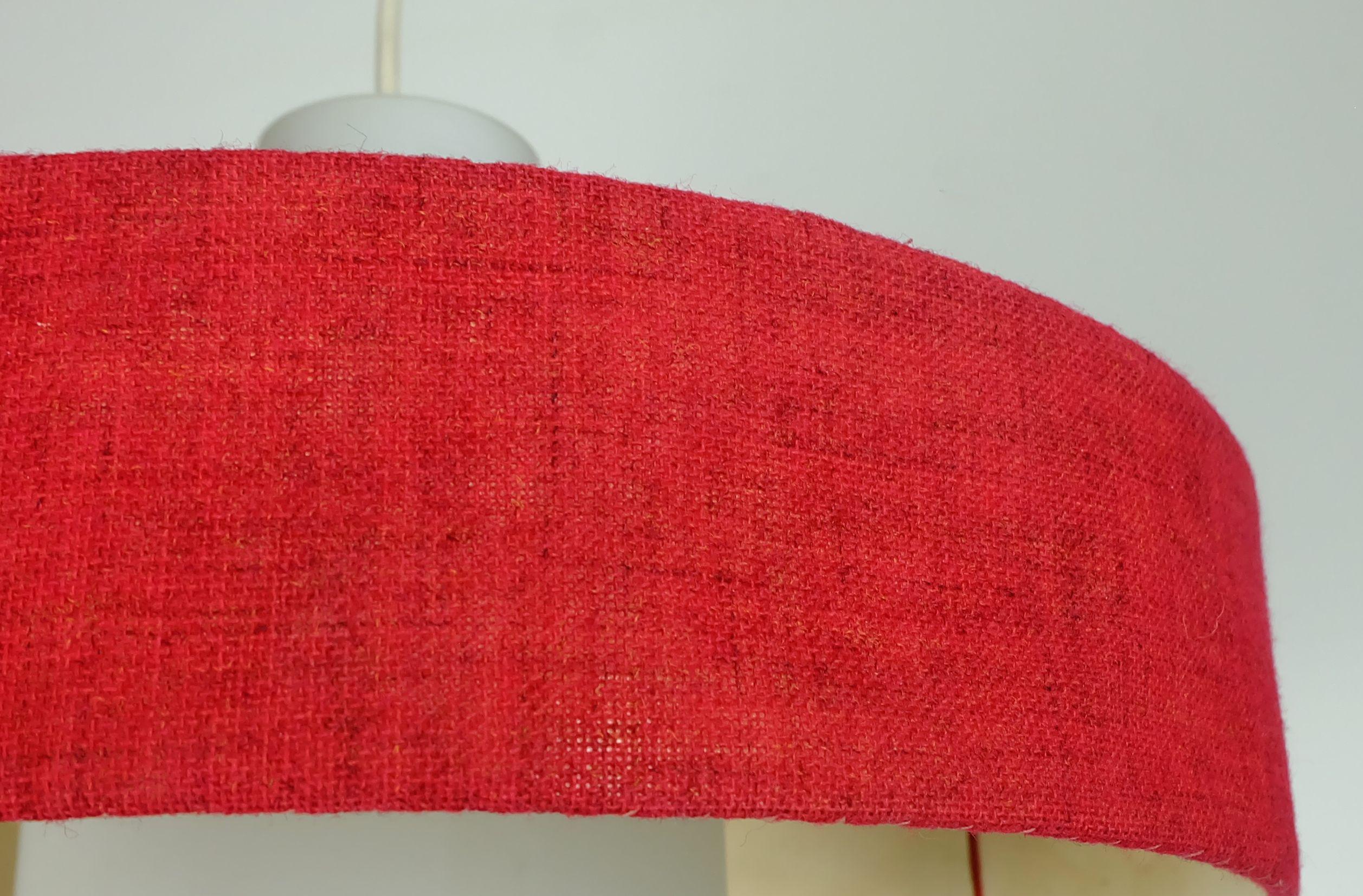 LAMPADA A PENDOLO del metà del secolo scorso con paralume in vetro bianco e tessuto rosso 1960 in vendita 2