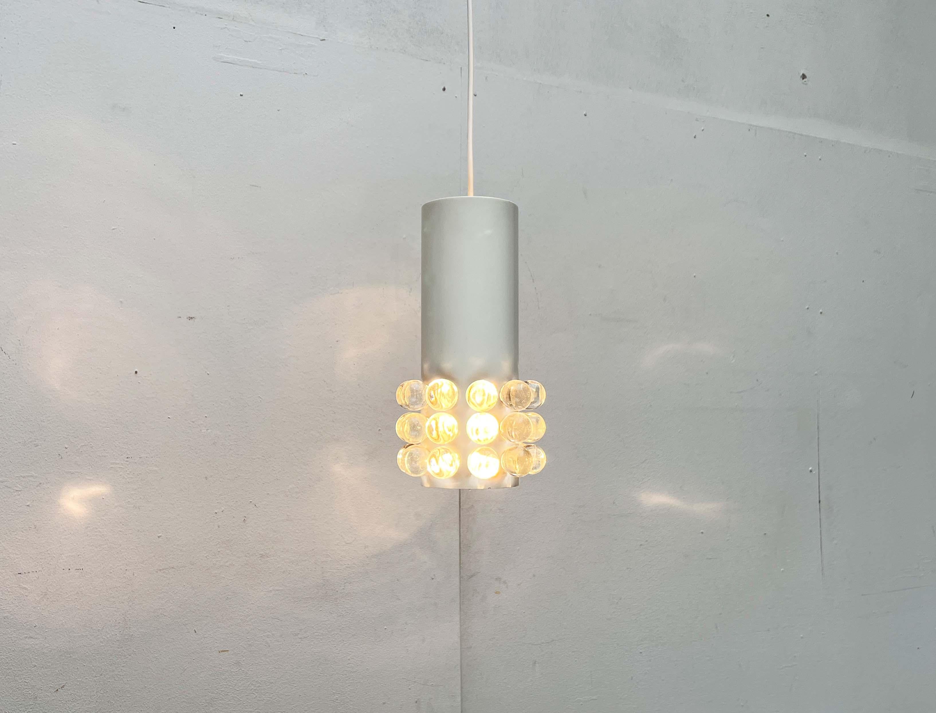 Lampe suspendue moderne du milieu du siècle avec des perles en acrylique, 1960s en vente 11