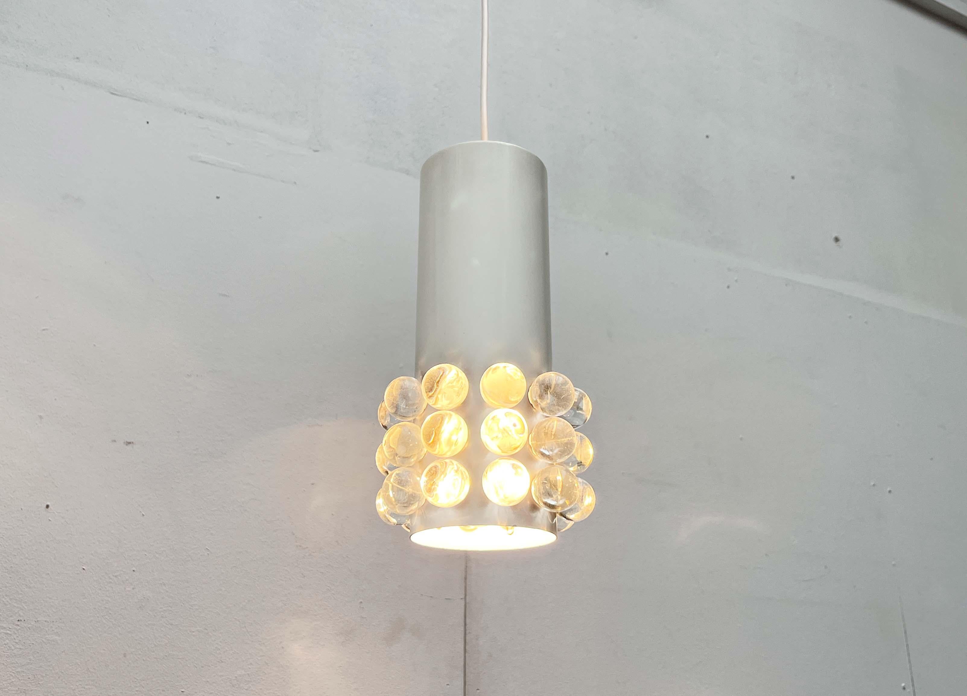 Européen Lampe suspendue moderne du milieu du siècle avec des perles en acrylique, 1960s en vente