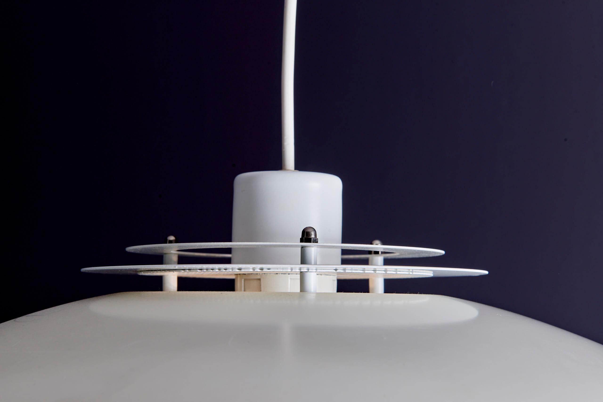Mid-Century Modern Pendant Lamp with layered concentric rings In Good Condition For Sale In Berlin, DE