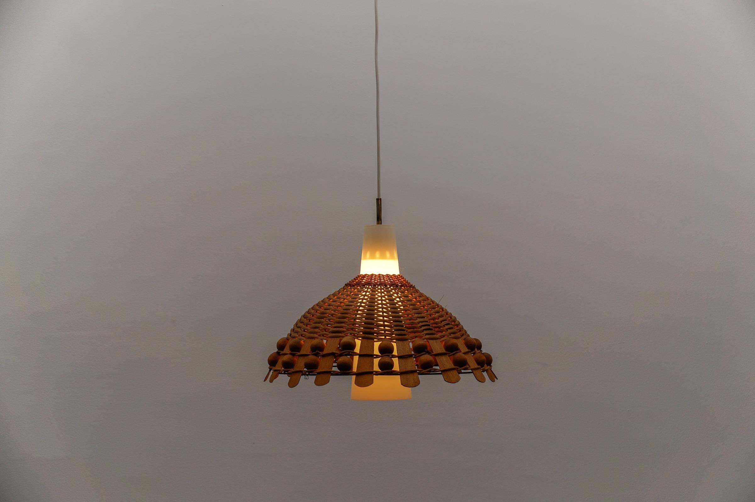 Moderne Pendelleuchte aus Rattan, Opalglas und Kupfer aus der Jahrhundertmitte, 1960er Jahre (Skandinavische Moderne) im Angebot