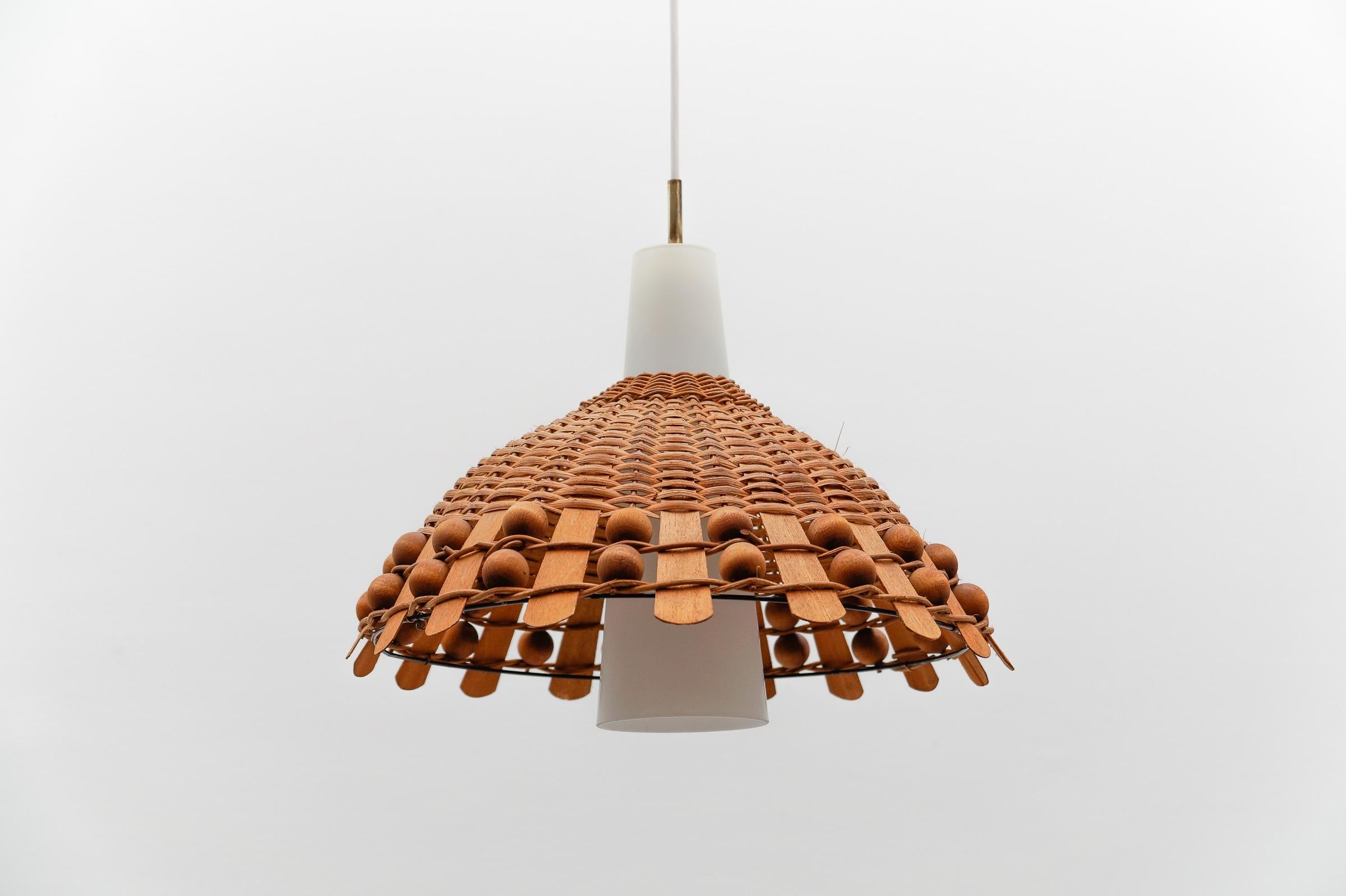 Moderne Pendelleuchte aus Rattan, Opalglas und Kupfer aus der Jahrhundertmitte, 1960er Jahre (Skandinavisch) im Angebot