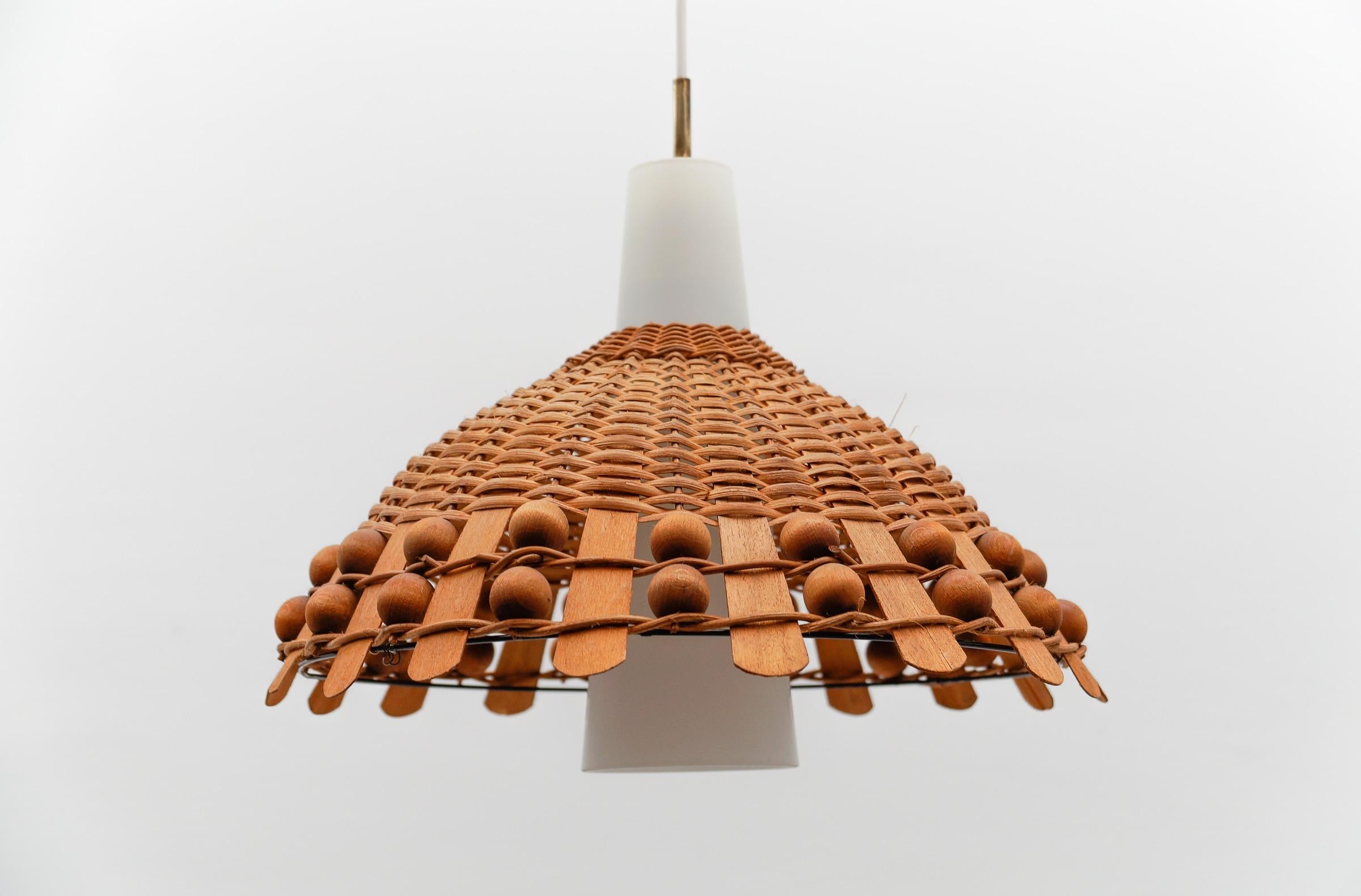 Moderne Pendelleuchte aus Rattan, Opalglas und Kupfer aus der Jahrhundertmitte, 1960er Jahre im Zustand „Gut“ im Angebot in Nürnberg, Bayern