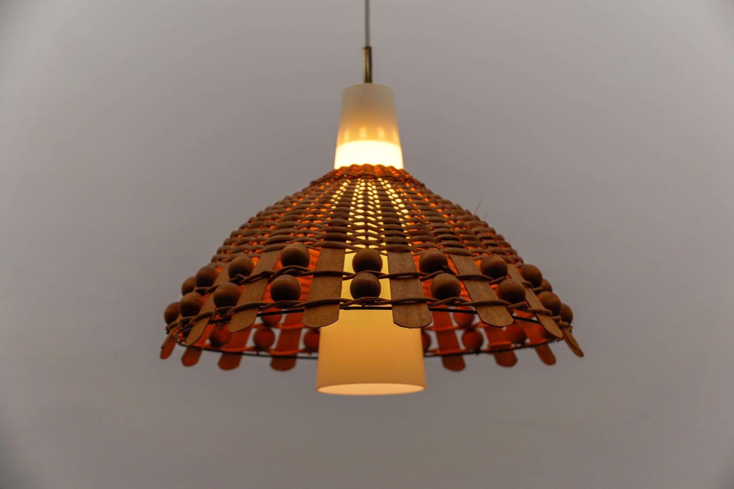 Moderne Pendelleuchte aus Rattan, Opalglas und Kupfer aus der Jahrhundertmitte, 1960er Jahre (Mitte des 20. Jahrhunderts) im Angebot