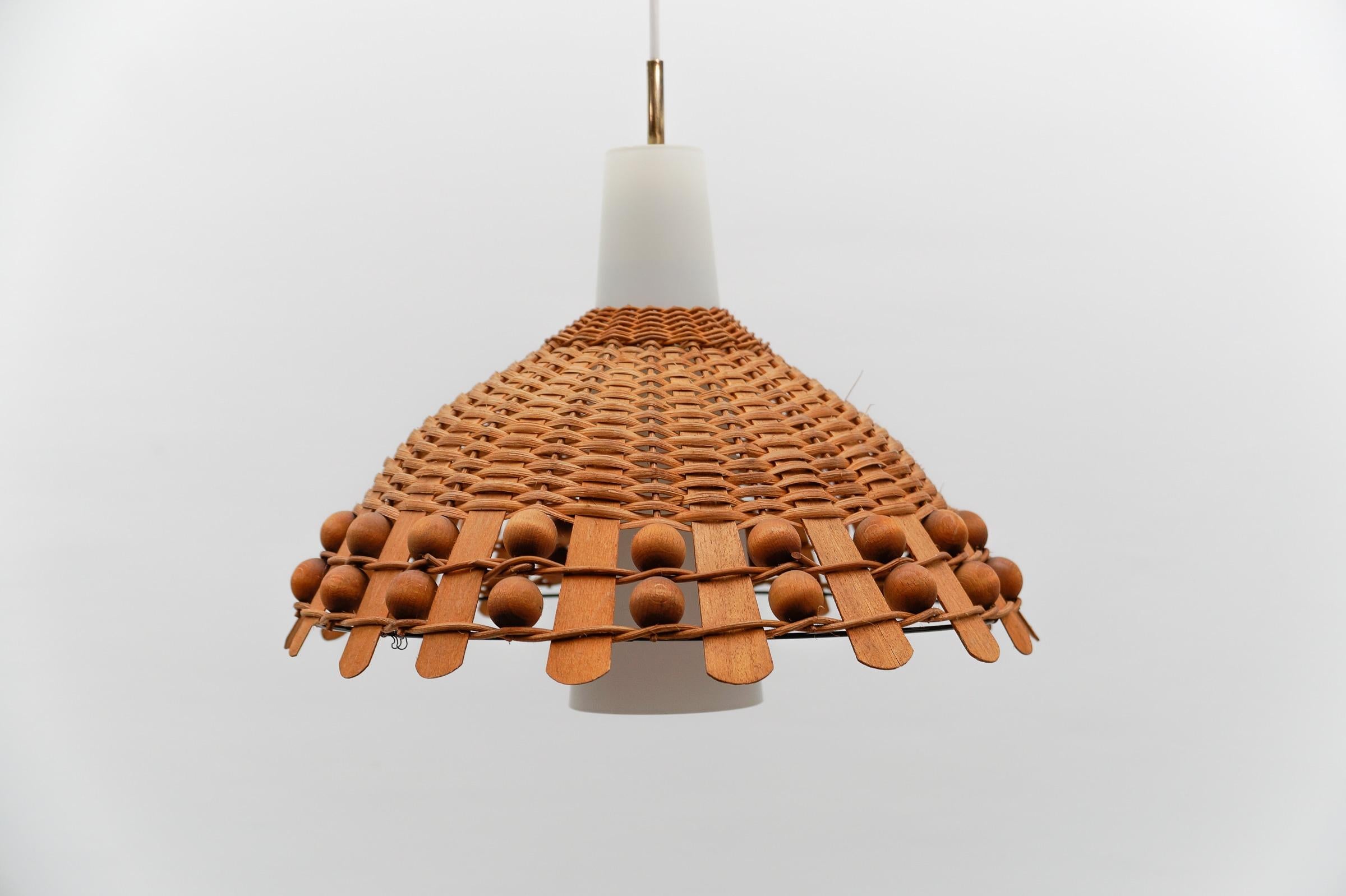 Moderne Pendelleuchte aus Rattan, Opalglas und Kupfer aus der Jahrhundertmitte, 1960er Jahre im Angebot 1