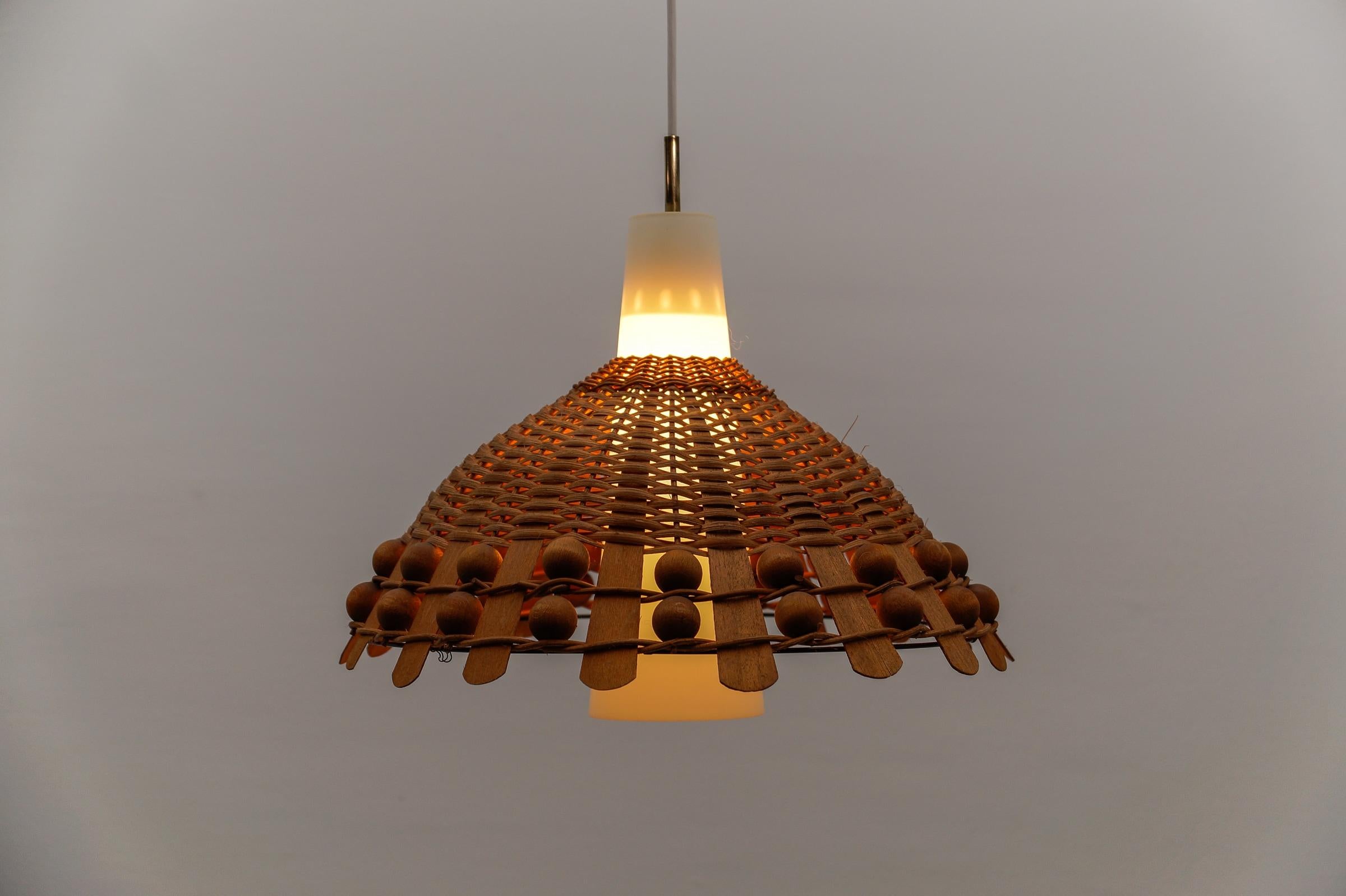 Moderne Pendelleuchte aus Rattan, Opalglas und Kupfer aus der Jahrhundertmitte, 1960er Jahre im Angebot 2