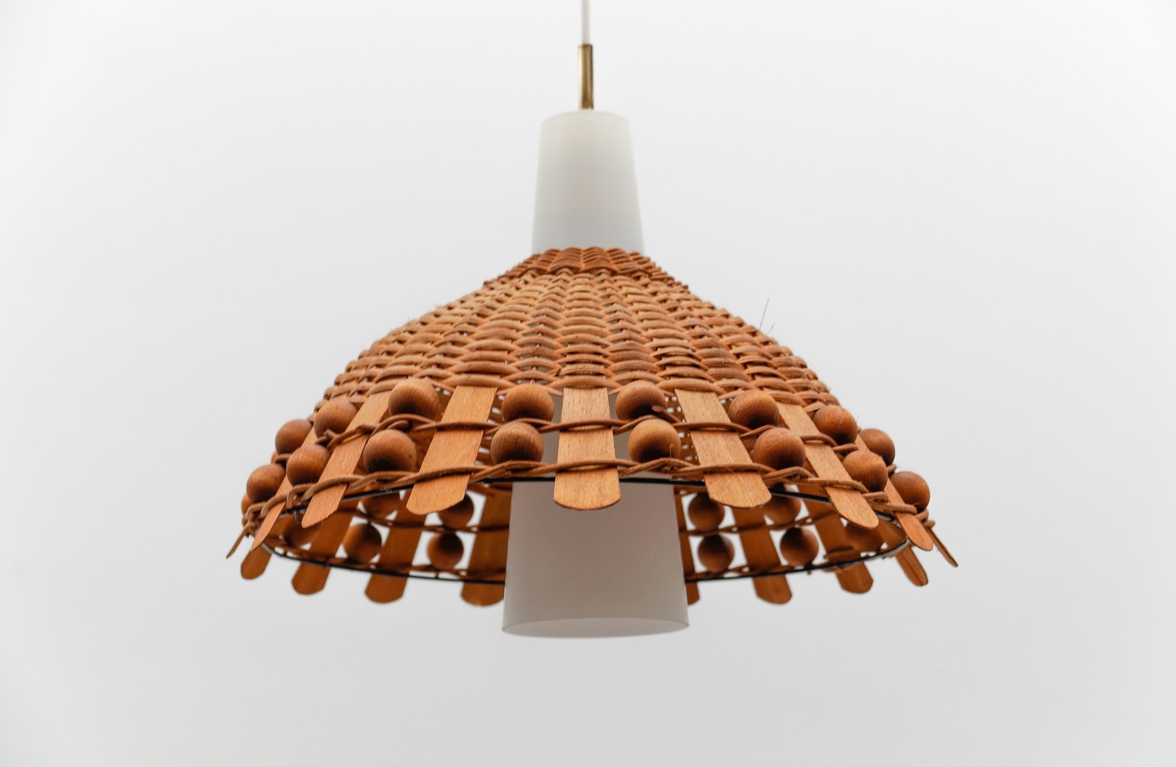 Moderne Pendelleuchte aus Rattan, Opalglas und Kupfer aus der Jahrhundertmitte, 1960er Jahre im Angebot 3