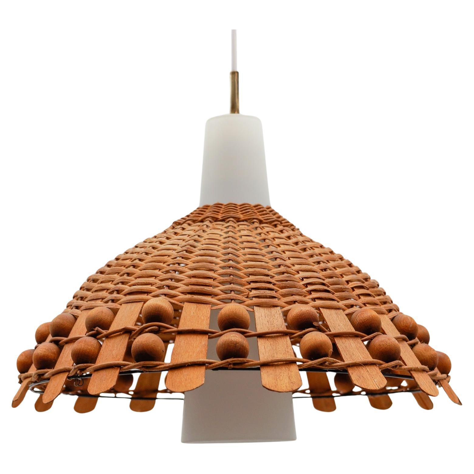 Moderne Pendelleuchte aus Rattan, Opalglas und Kupfer aus der Jahrhundertmitte, 1960er Jahre