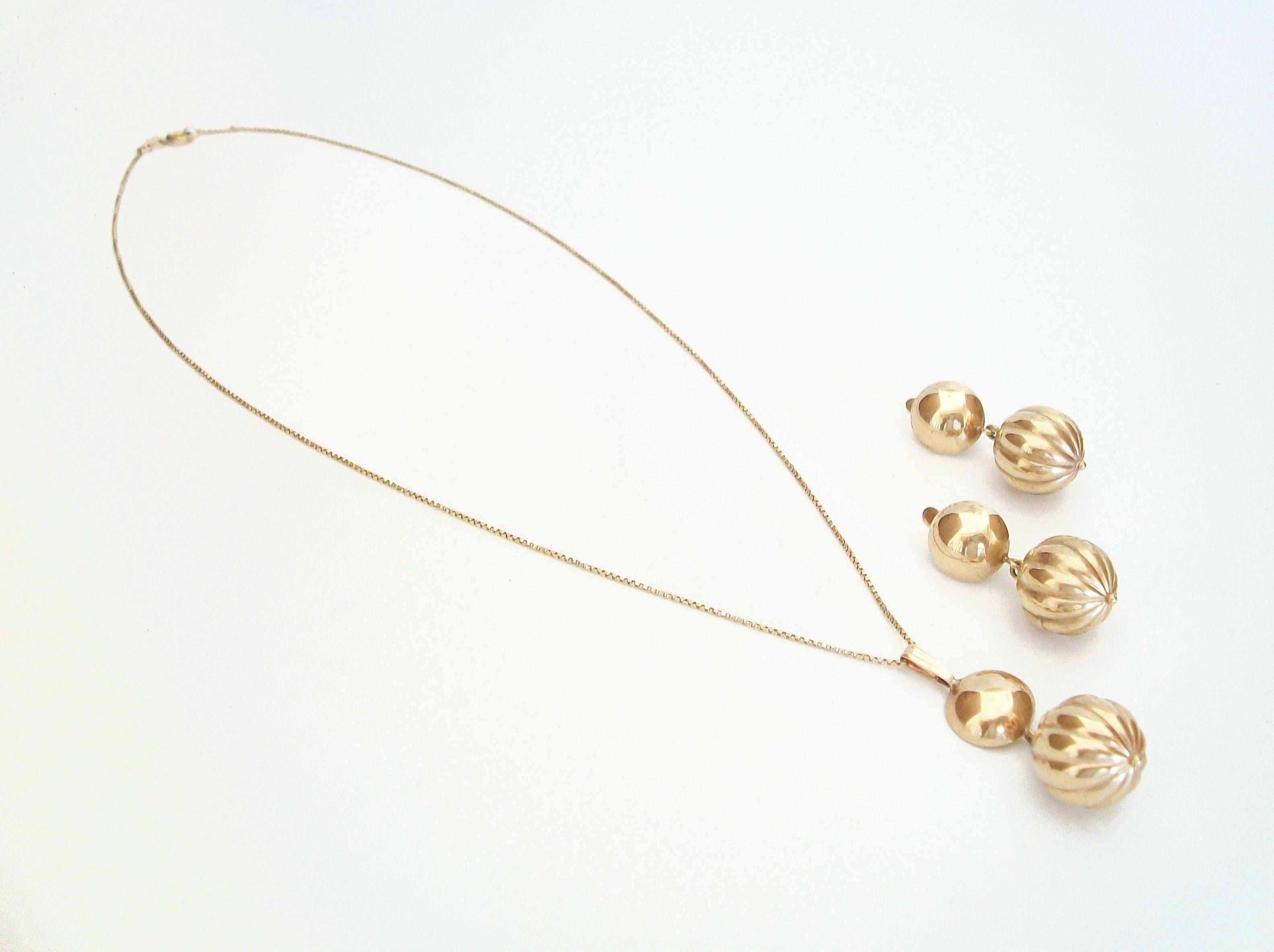 Women's Mid-Century Modern Pendant Necklace & Earrings Set, 10k Gold - U.S., C. 1980's For Sale