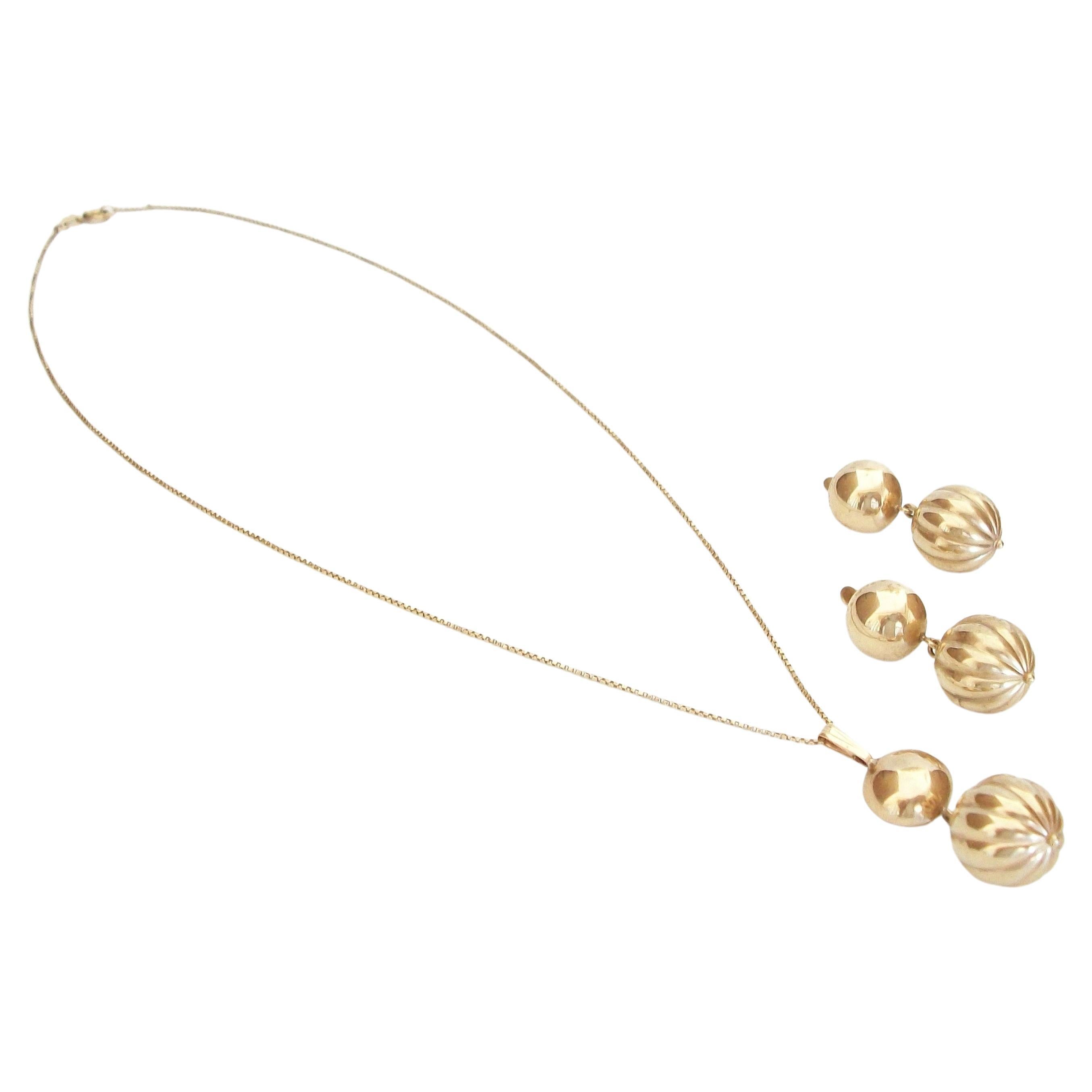 Mid-Century Modern Pendant Necklace & Earrings Set, 10k Gold - U.S., C. 1980's For Sale