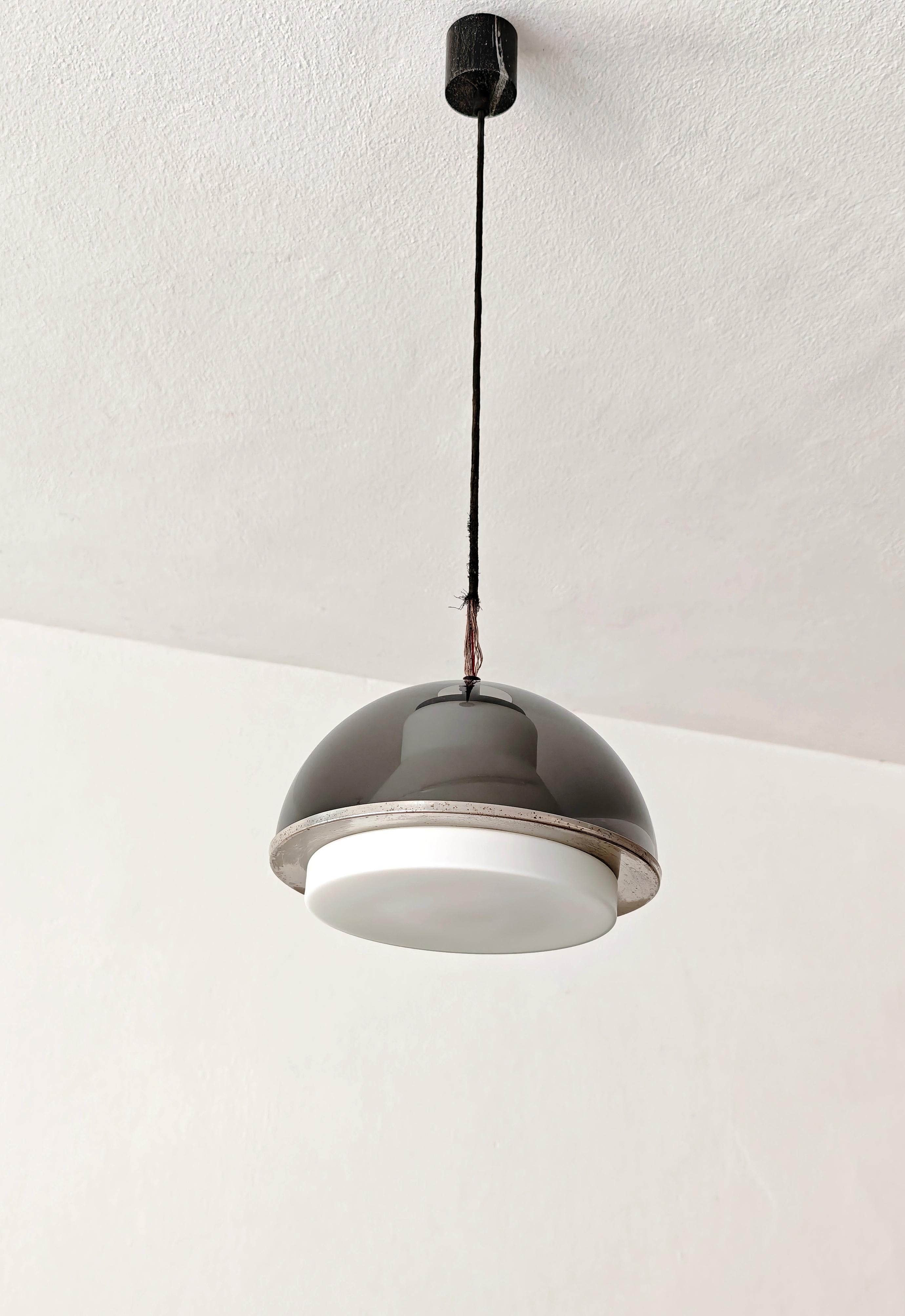 Mid-Century Modern Pendelleuchte Opalglas und Plexiglas Produktion Italien 60er Jahre im Angebot 4
