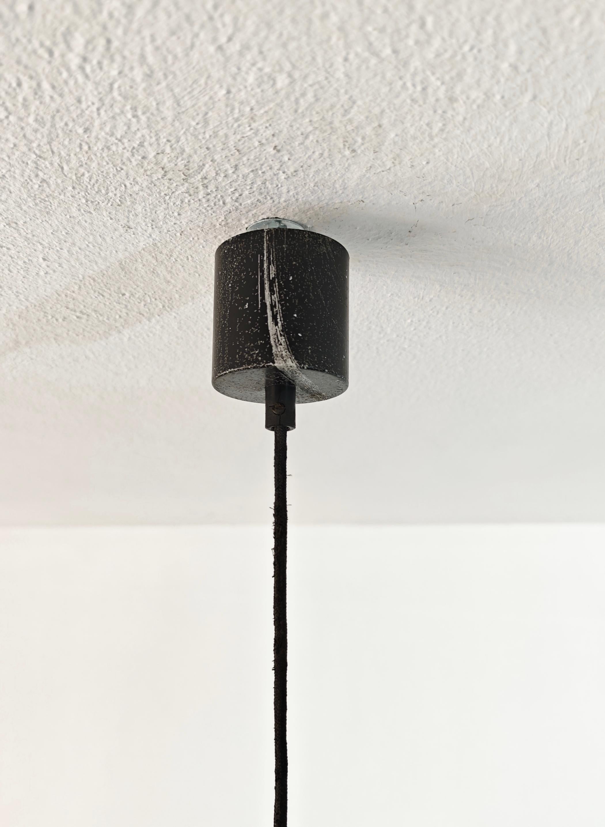 Mid-Century Modern Pendelleuchte Opalglas und Plexiglas Produktion Italien 60er Jahre im Angebot 5