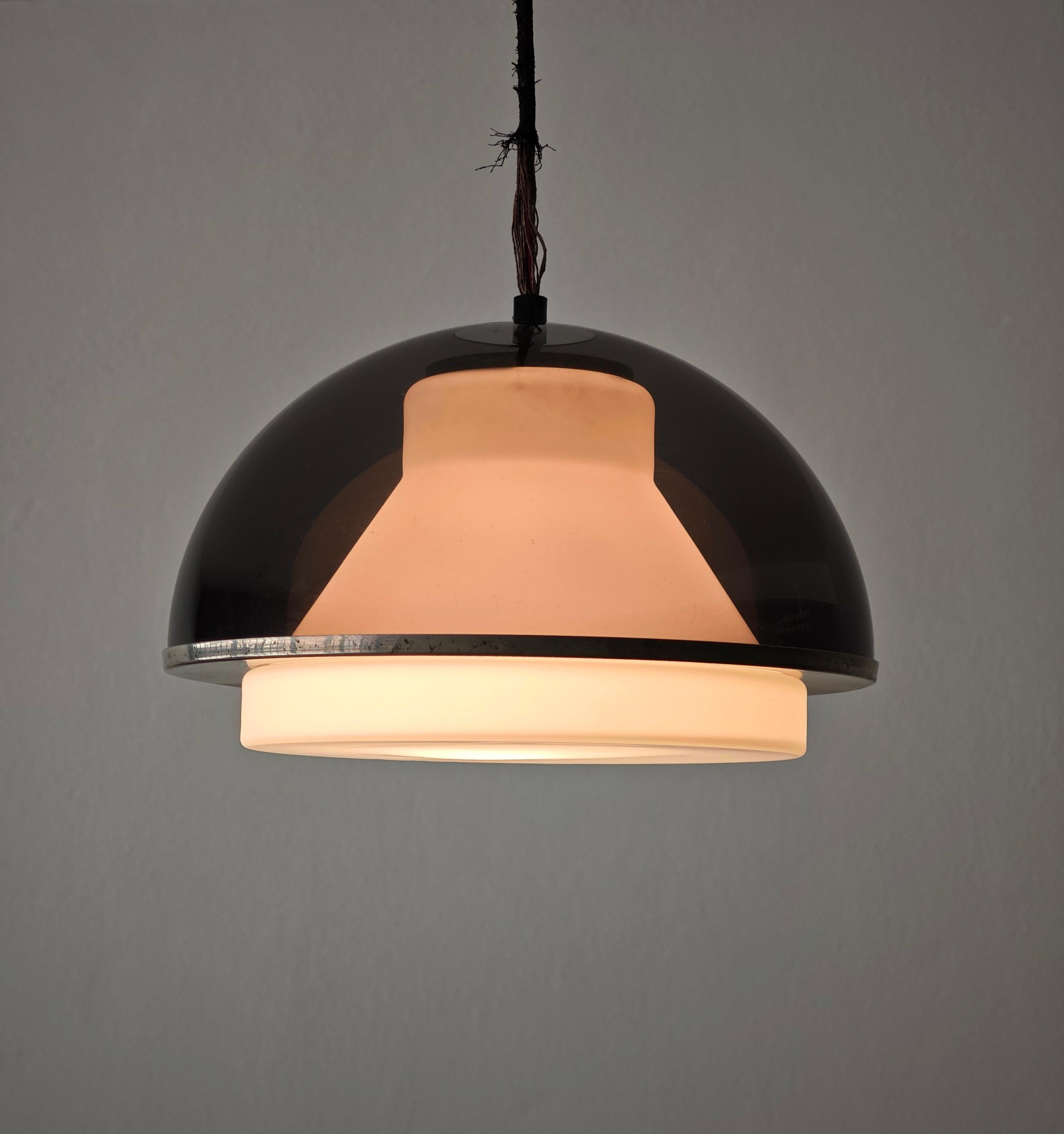 Hängeleuchte, hergestellt in Italien, 1960er Jahre. Ein gedrehtes Kabel trägt ein glockenförmiges Opalglas. Um sie herum ruht eine verzinkte Messingplatte, die wiederum eine Halbkugel aus Plexiglas trägt.  Bitte sehen Sie sich das Video und die