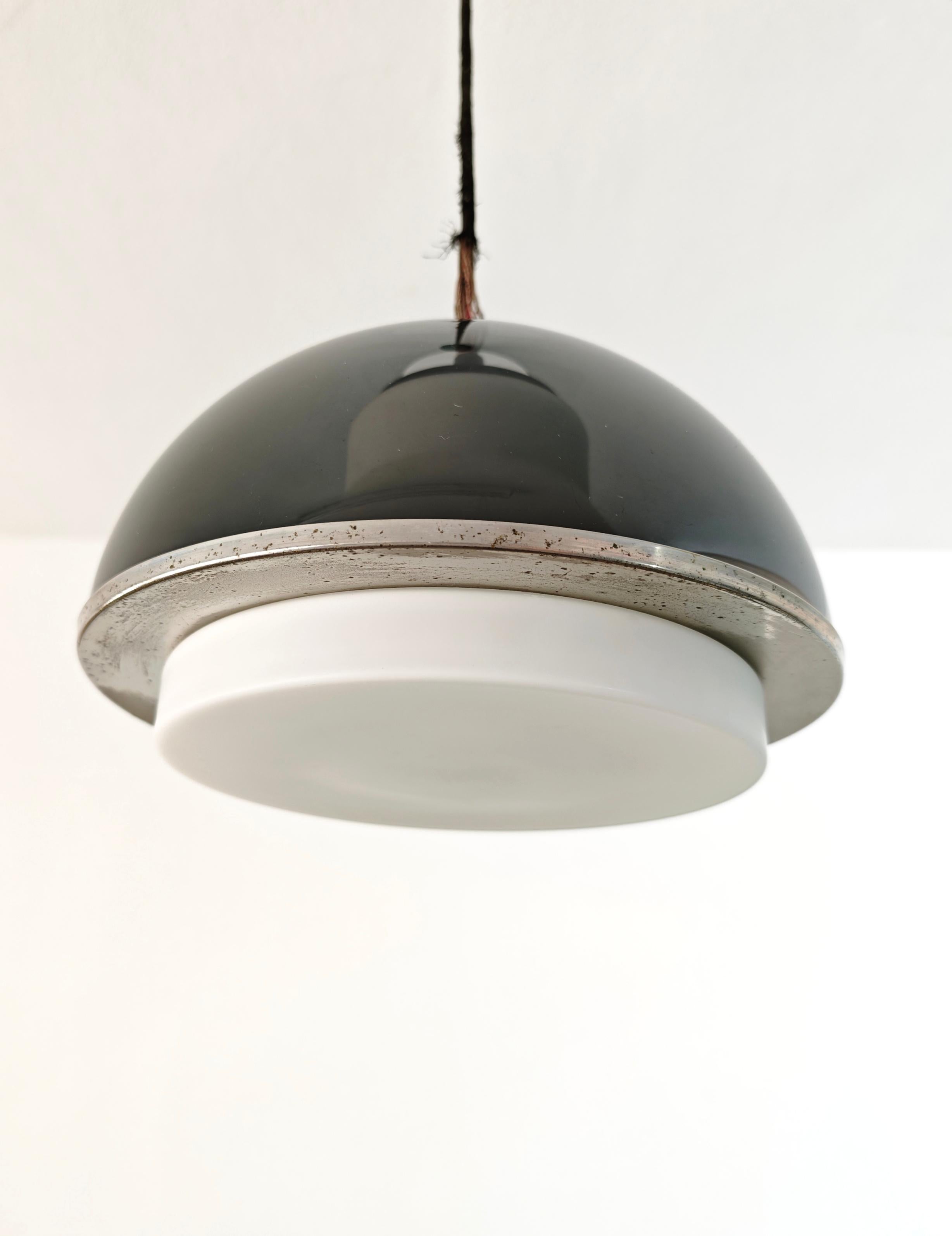 Mid-Century Modern Pendelleuchte Opalglas und Plexiglas Produktion Italien 60er Jahre (Moderne der Mitte des Jahrhunderts) im Angebot
