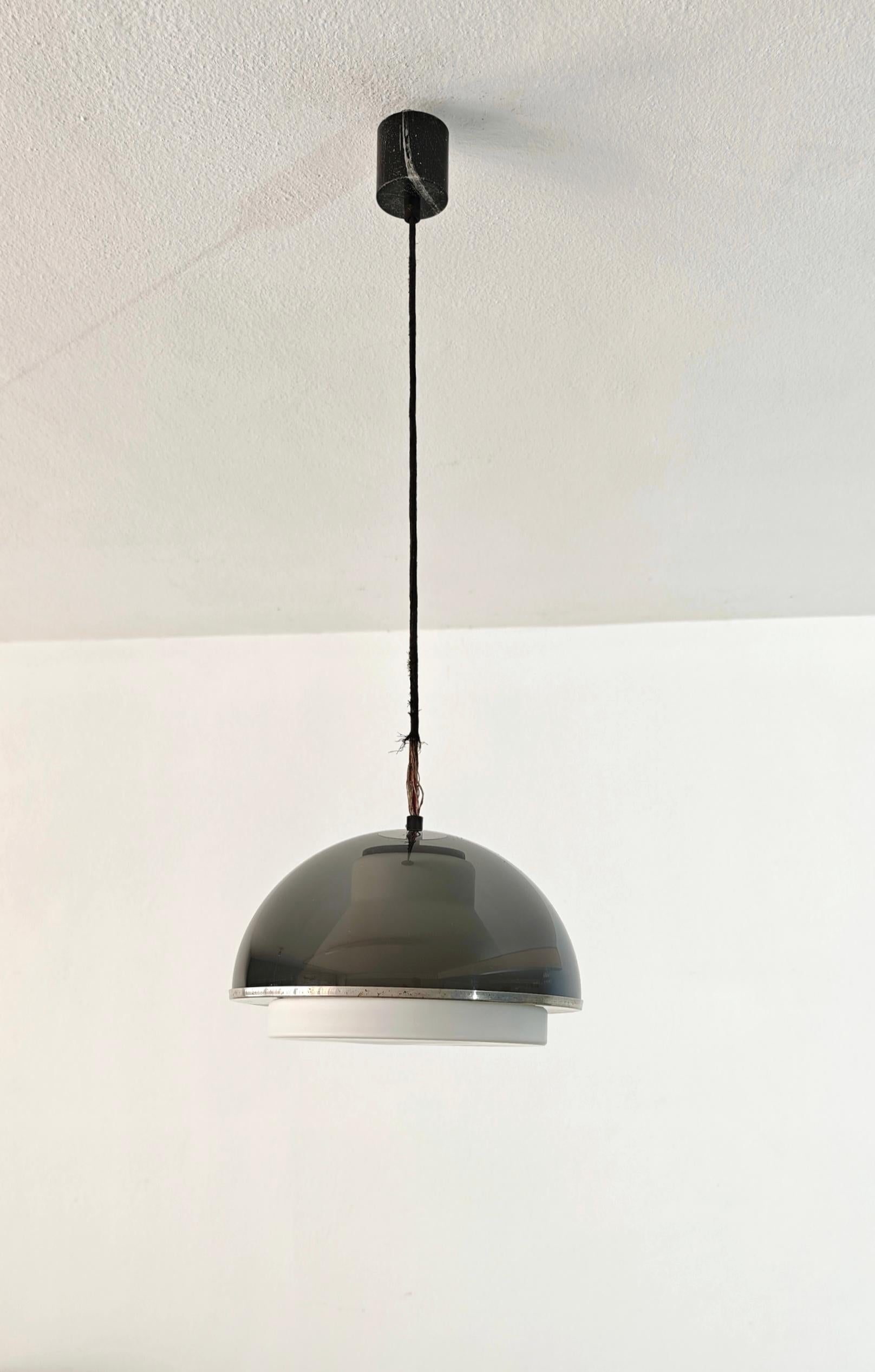 Mid-Century Modern Pendelleuchte Opalglas und Plexiglas Produktion Italien 60er Jahre (Italienisch) im Angebot