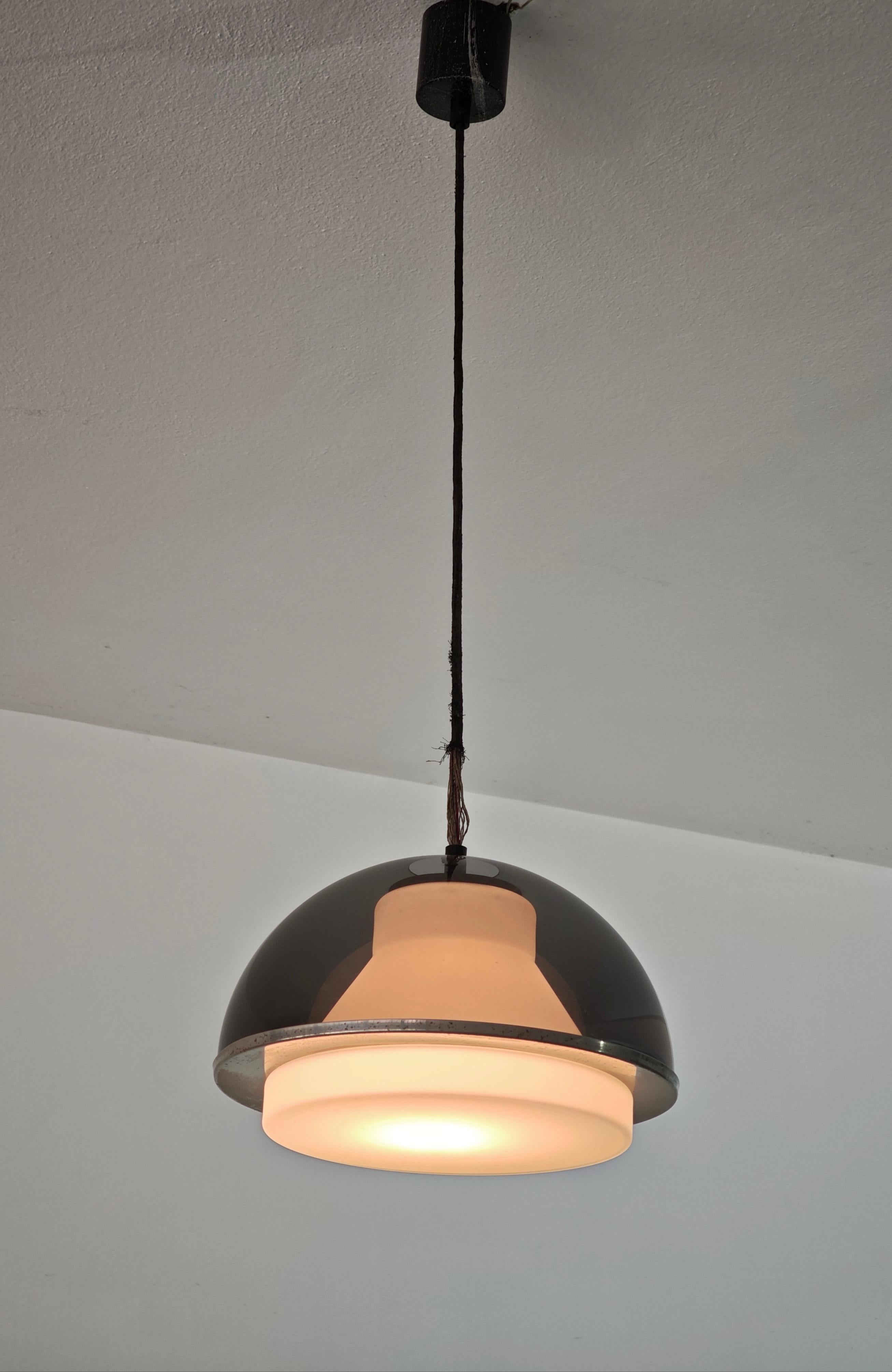 Mid-Century Modern Pendelleuchte Opalglas und Plexiglas Produktion Italien 60er Jahre (20. Jahrhundert) im Angebot